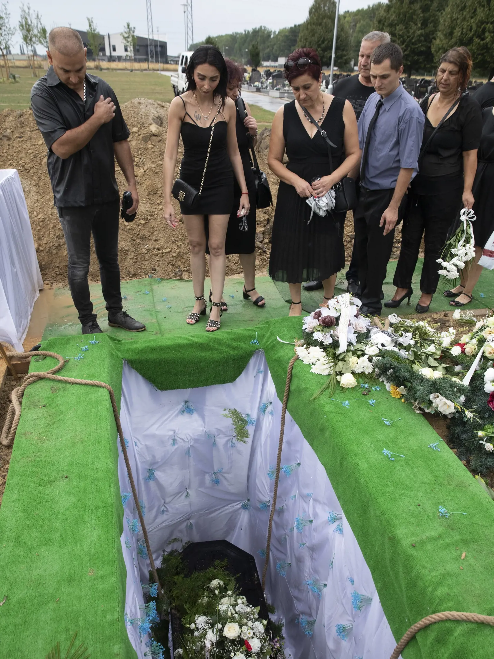 Na snímke je pohreb rómskeho speváka Kamila Polakoviča v Trnave