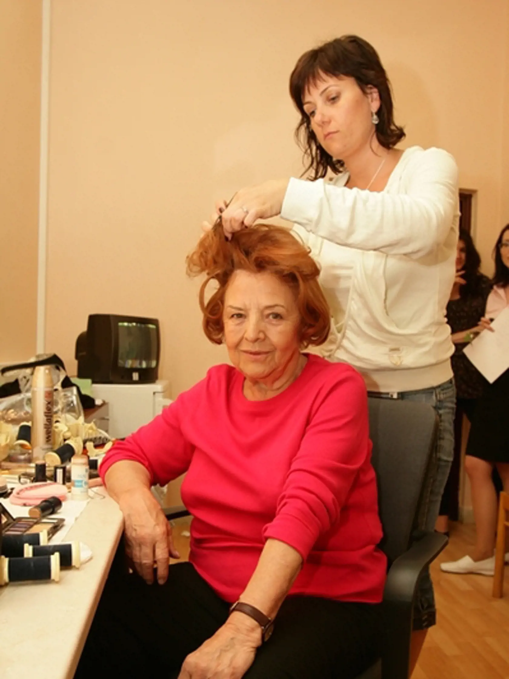 Eva Krížiková v rukách maskérky.