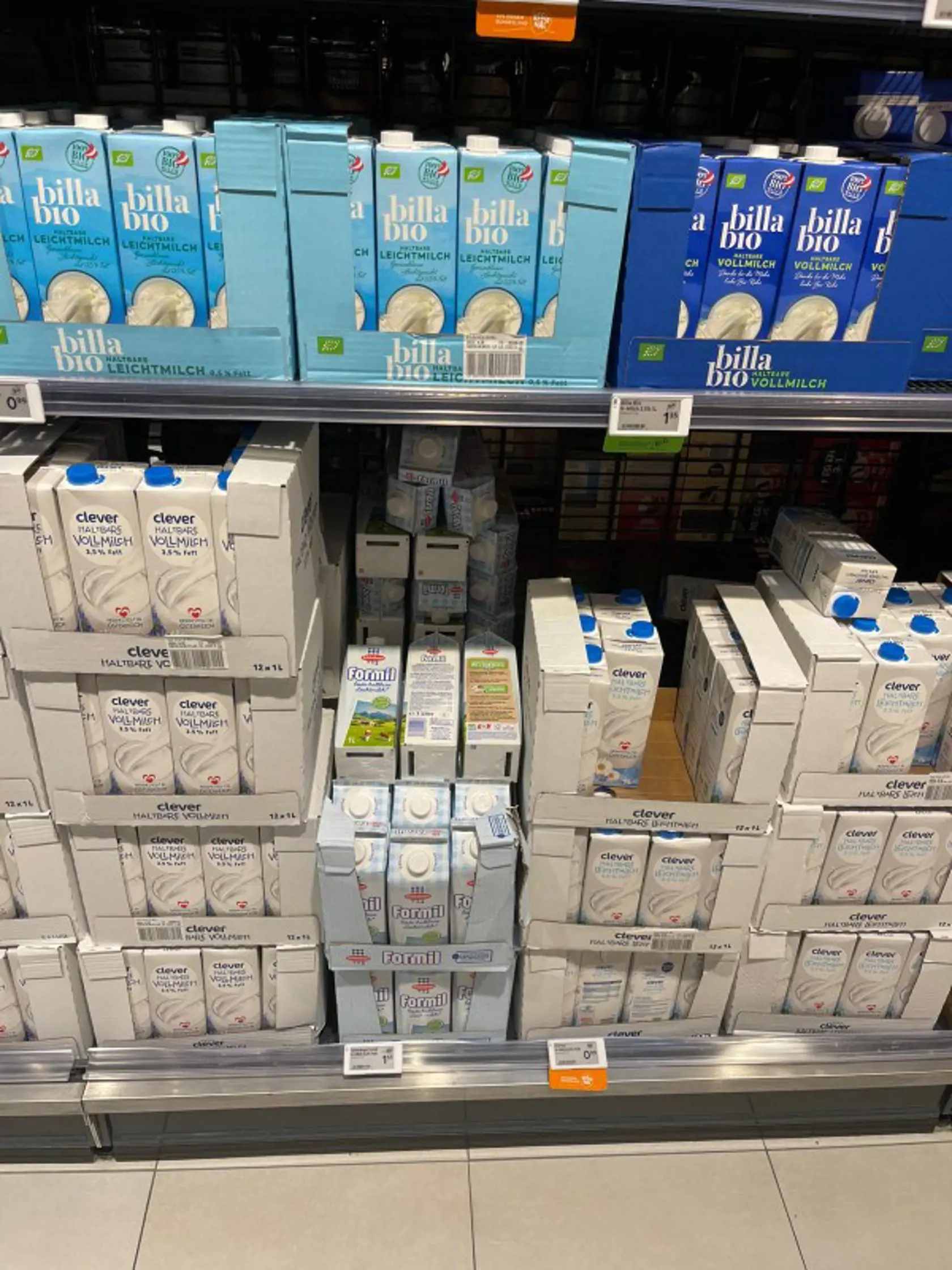 Na snímke sú ceny potravín v predajni Lidl v Rakúsku.