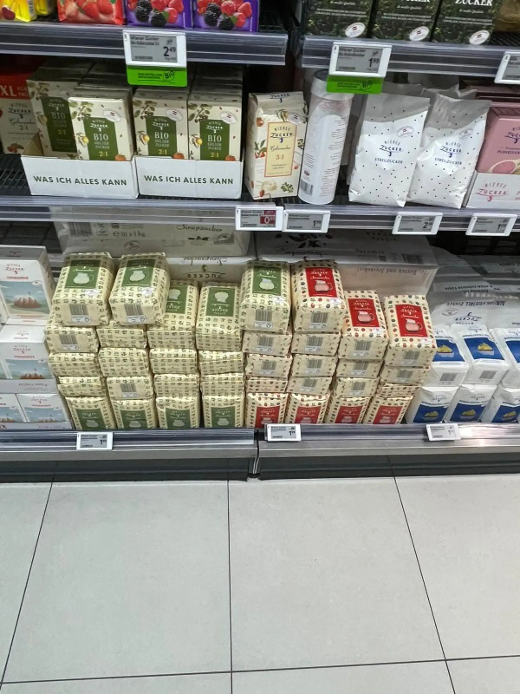 Na snímke sú ceny potravín v predajni Lidl v Rakúsku.