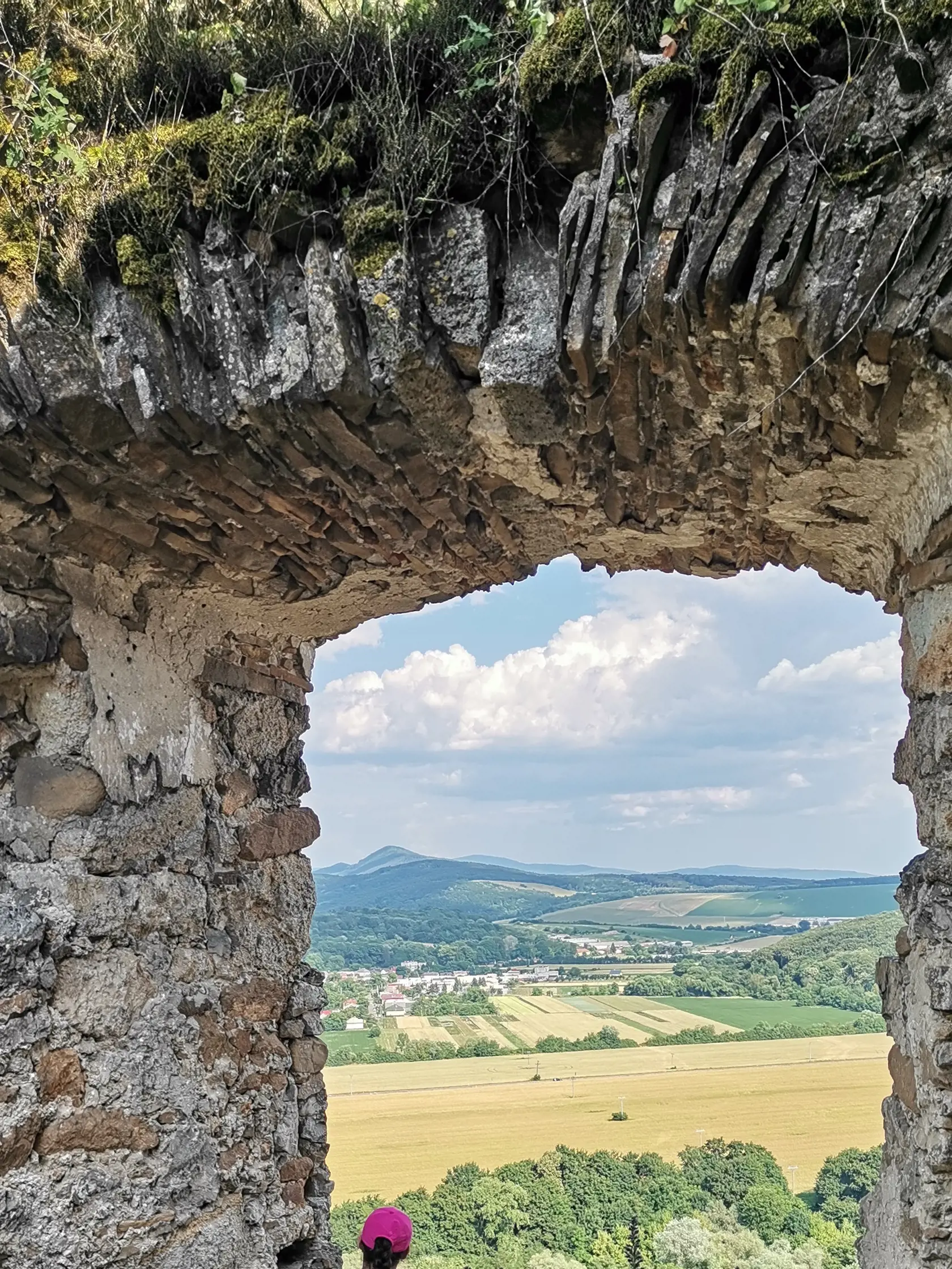 Výhľady z hradu Čičva. Uvidíte aj Vihorlatské vrchy.