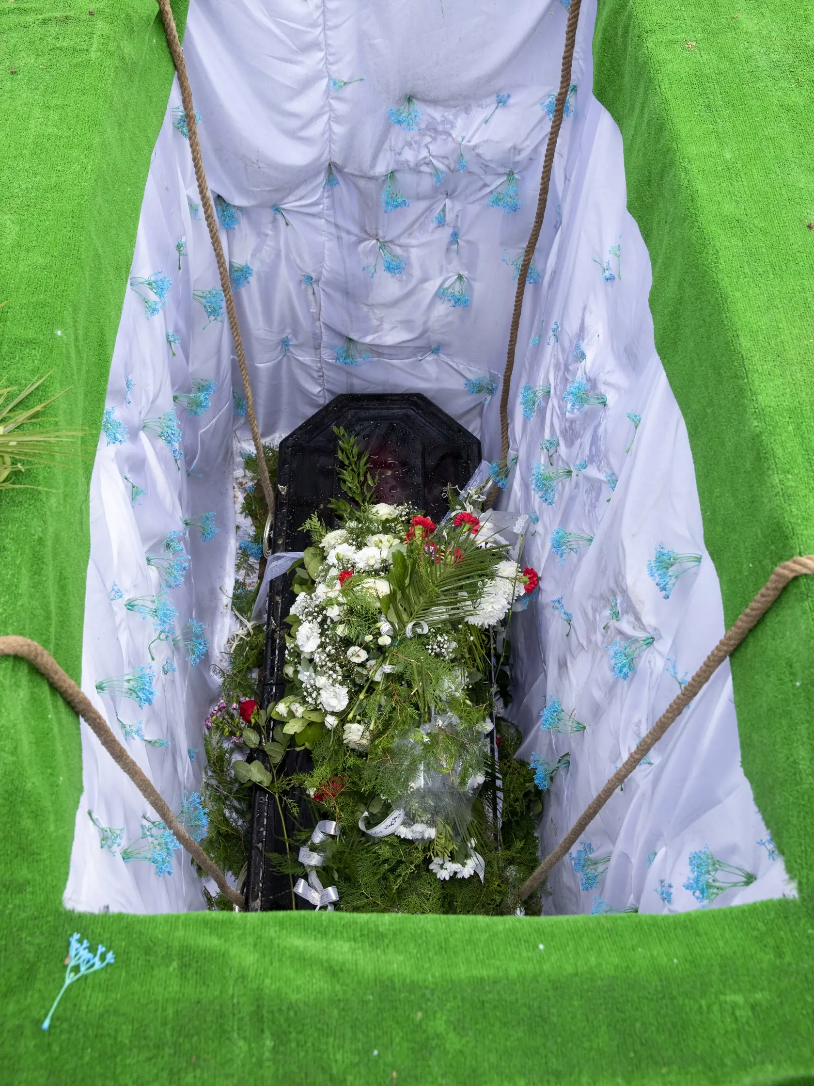 Na snímke je pohreb rómskeho speváka Kamila Polakoviča v Trnave. Hrob bol vystlaný a starostlivo dekorovaný.