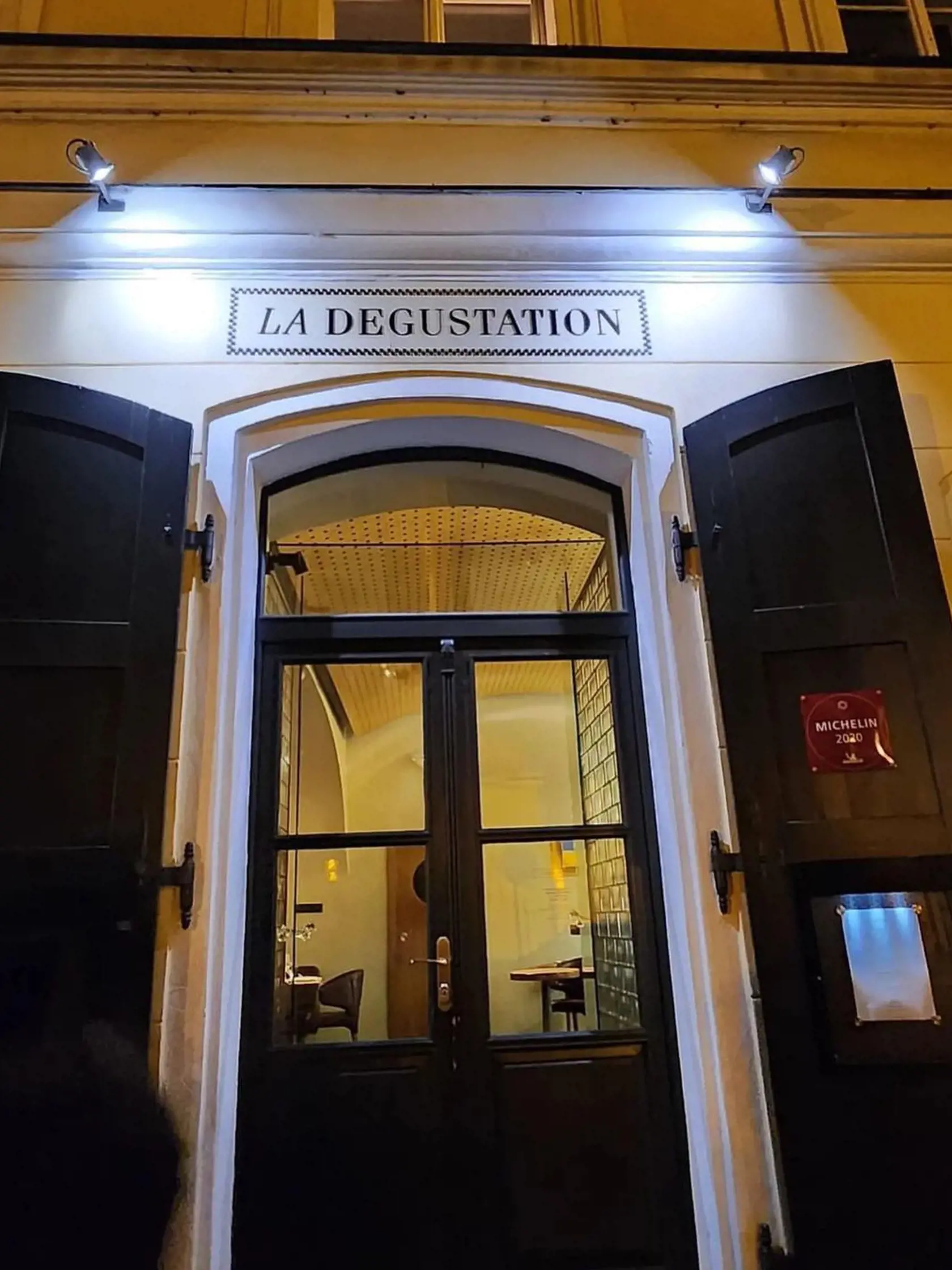 Reštaurácia La Degustation Bohême Bourgeoise v Prahe. Reštaurácia stavia na transformácii českých surovín a chutí do malých degustačných pokrmov.