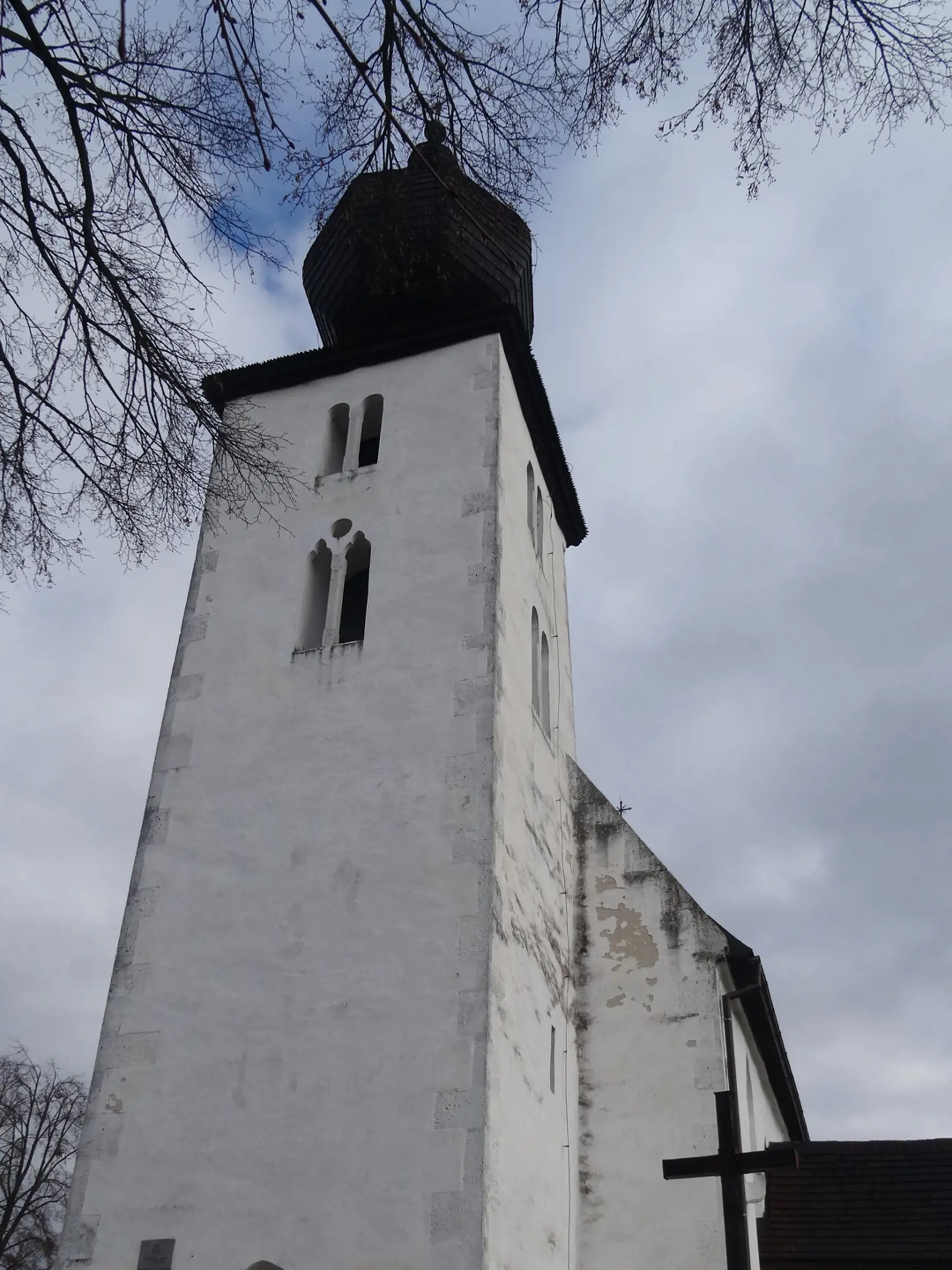 Kostolík v Žehre je zapísaný v zozname svetového kultúrneho dedičstva UNESCO. Miestni však na to neberú ohľad a požadujú budovanie gigantických náhrobkov.