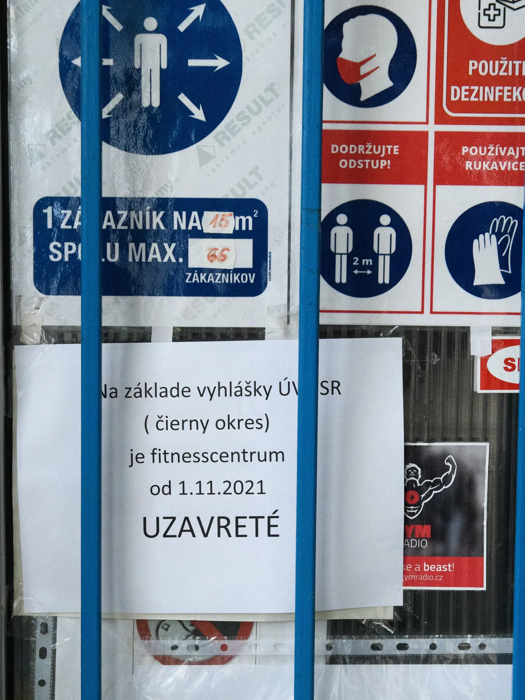 Na snímke zatvorene fitness centrum v Topoľčanoch 2. novembra 2021.