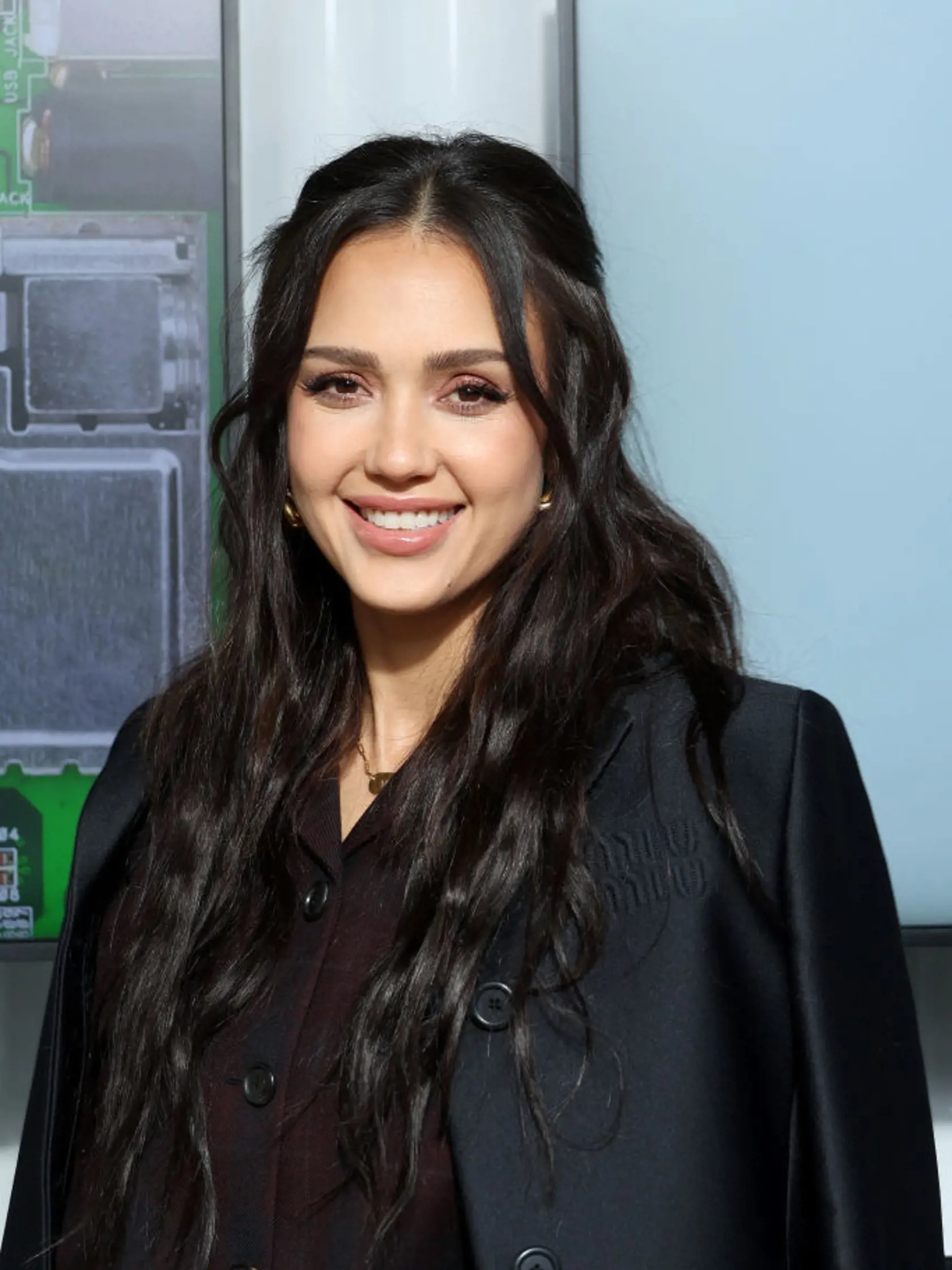 Jessica Alba na parížskom týždni módy, takto prišla na prehliadku značky Miu Miu.