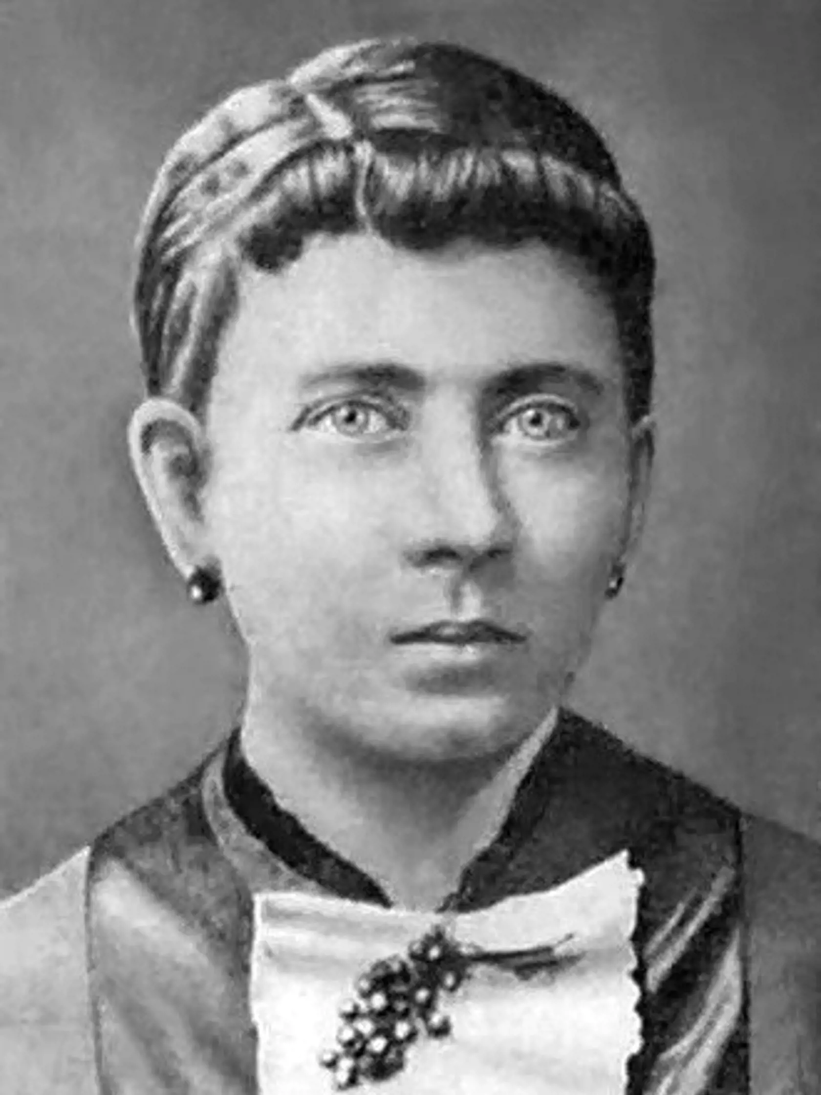 Adolf Htler sa narodil 20. apríla 1889 v Rakúsku Aloizovi Hitlerovi a jeho tretej manželke v tom čase 24-ročnej Kláre Polzl, ktorá bola už ako 16-ročná slúžkou v Alojzovom dome.