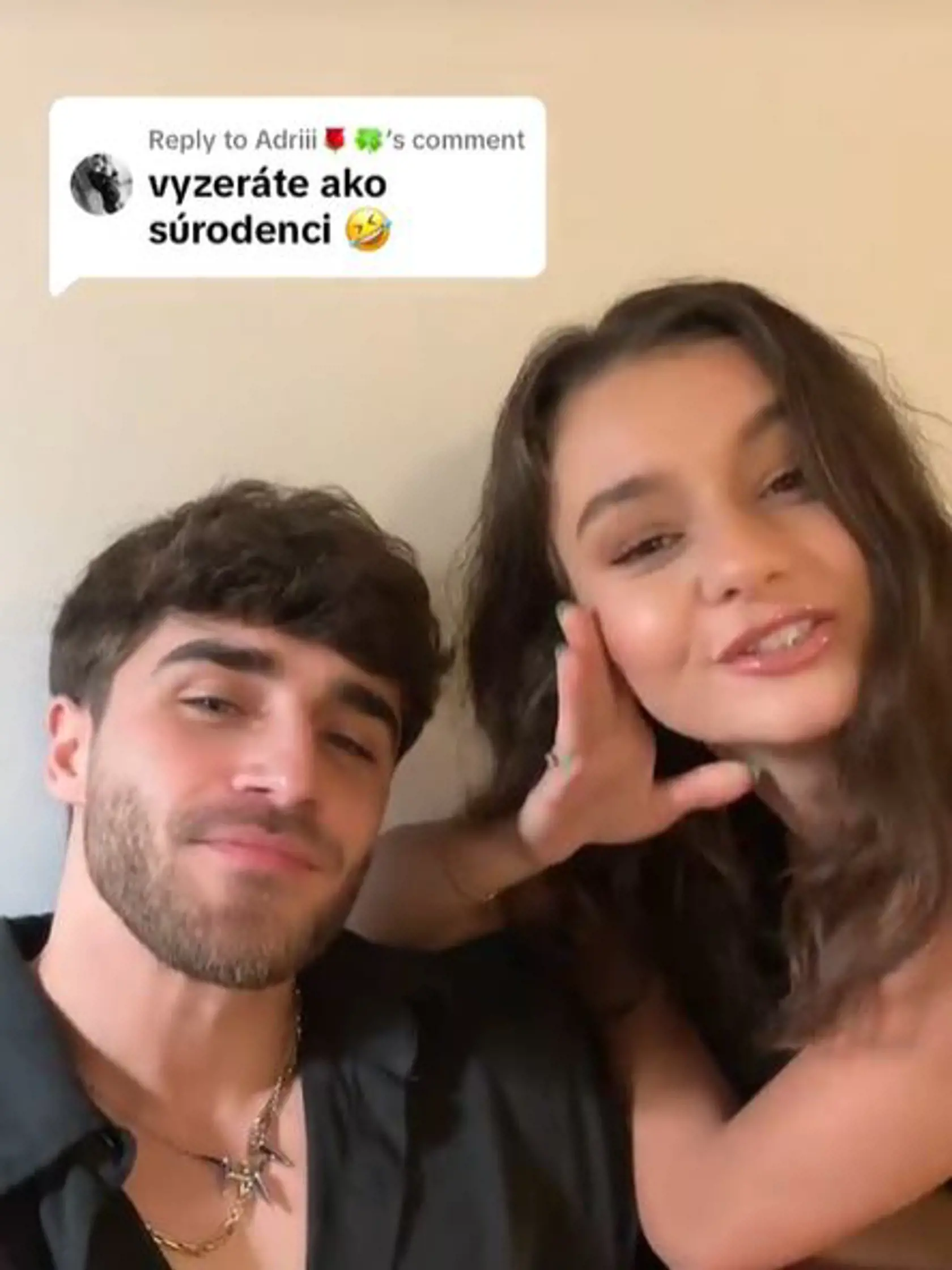 Julie Hojdyszová s Luom v spoločných videách, Vžddy majú na sebe to isté.