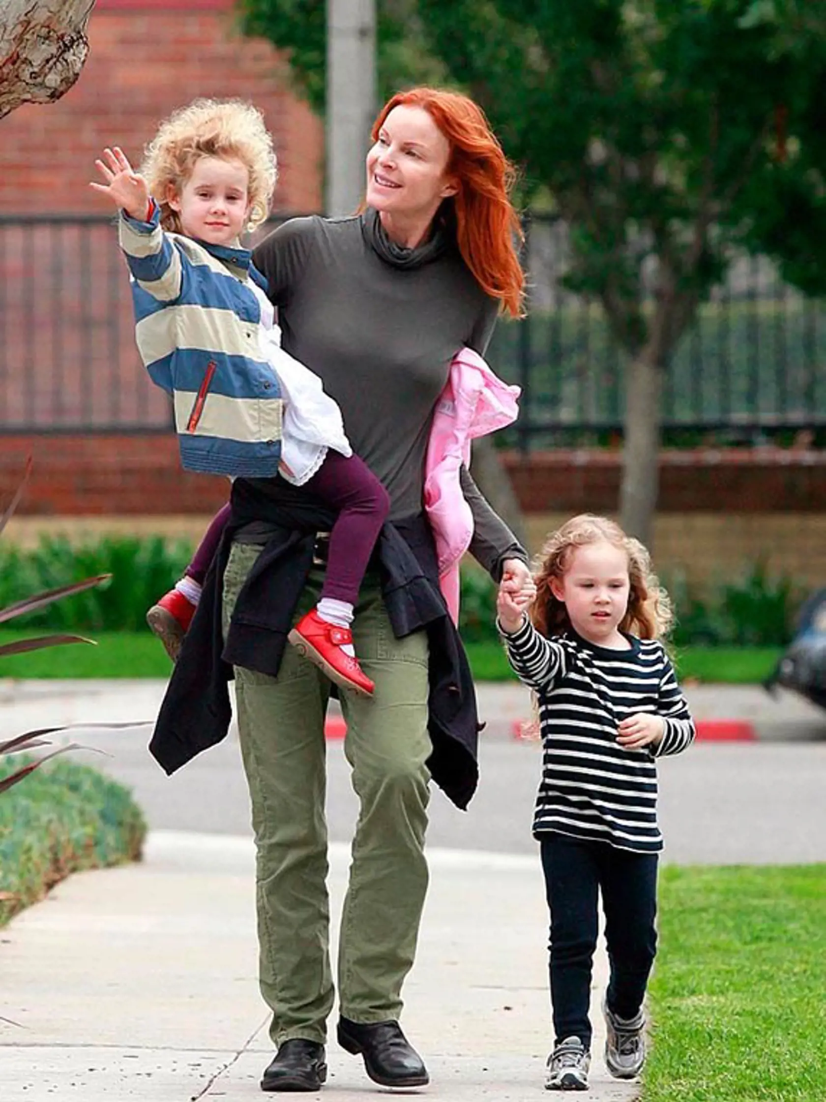 Jedna zo Zúfalých manželiek, ryšavá Marcia Cross, vychováva Eden a Savanahh. Prezradila, že vo veku 44 rokov sa jej podarilo počať vďaka umelému oplodneniu.