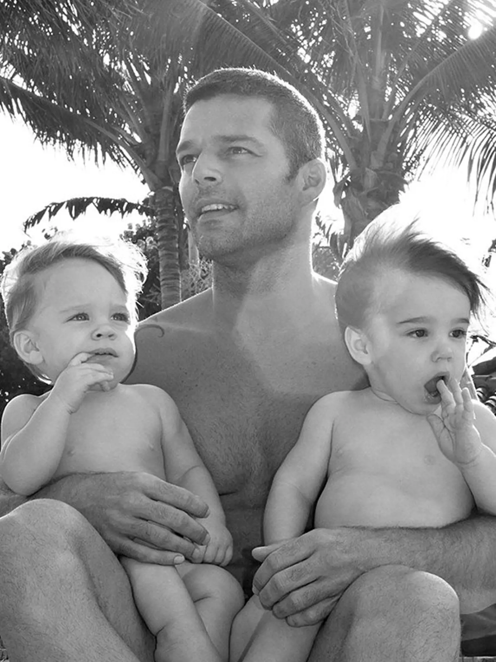Šťastným otcom je aj Ricky Martin, ktorý má vďaka náhradnej matke doma dvojičky Mattea a Valentina. 