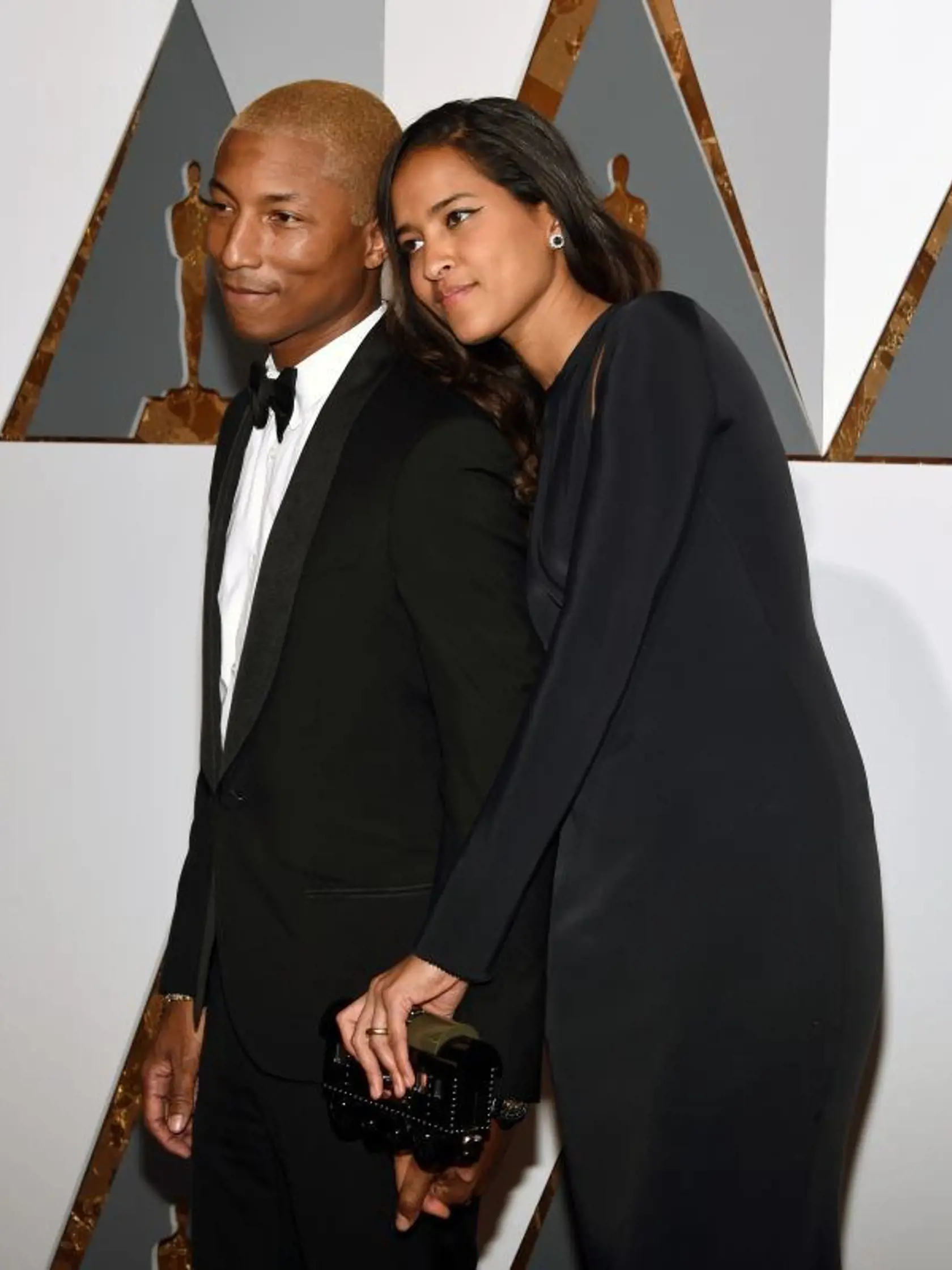 Spevák Hitu Happy - Pharrell Williams - má doma manželku Helen, syna Rocketa a v roku 2017 pribudli rovno trojičky. Krásne!