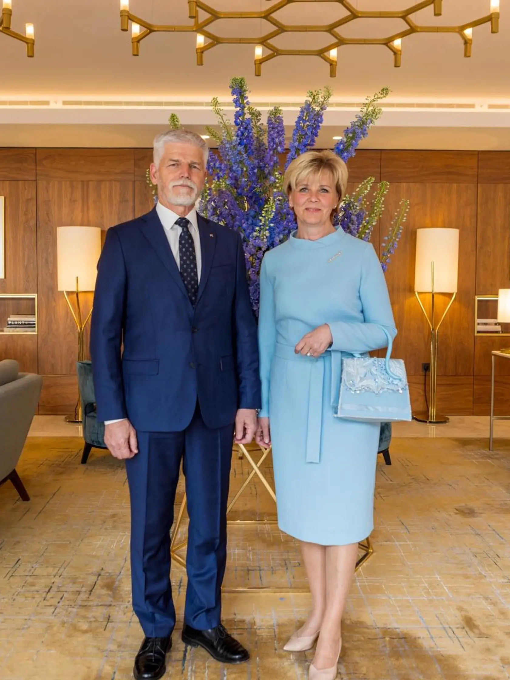 Eva Pavlová počas návštevy Veľkej Británie v puzdrových šatách svetlo modrej farby mohla pripomínať práve princeznú Dianu. Tá si totiž obliekla ľadovo modrý kostým pri príležitosti birmovania princa Williama 9. marca 1997.