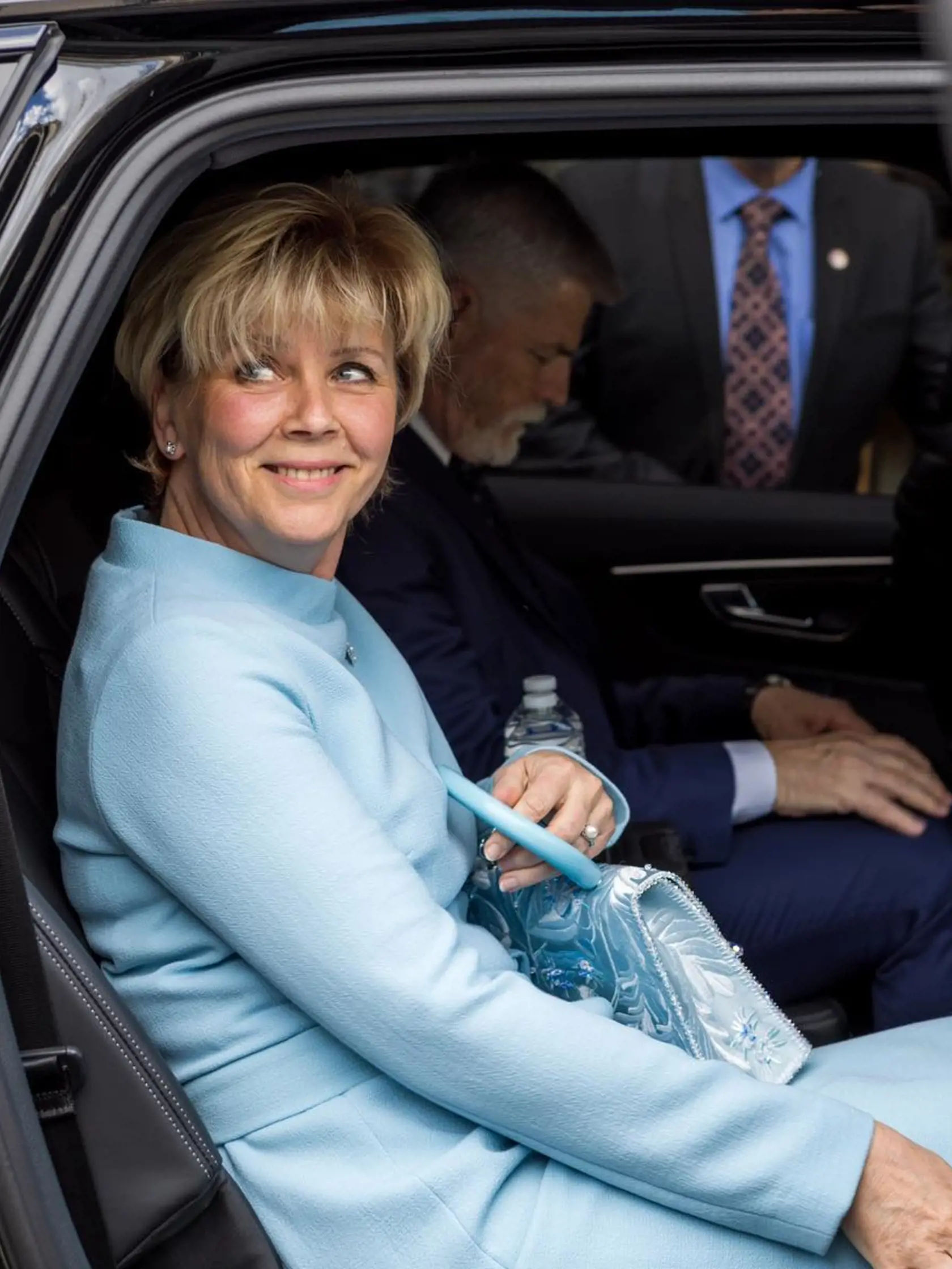 Eva Pavlová počas návštevy Veľkej Británie v puzdrových šatách svetlo modrej farby mohla pripomínať práve princeznú Dianu. Tá si totiž obliekla ľadovo modrý kostým pri príležitosti birmovania princa Williama 9. marca 1997.