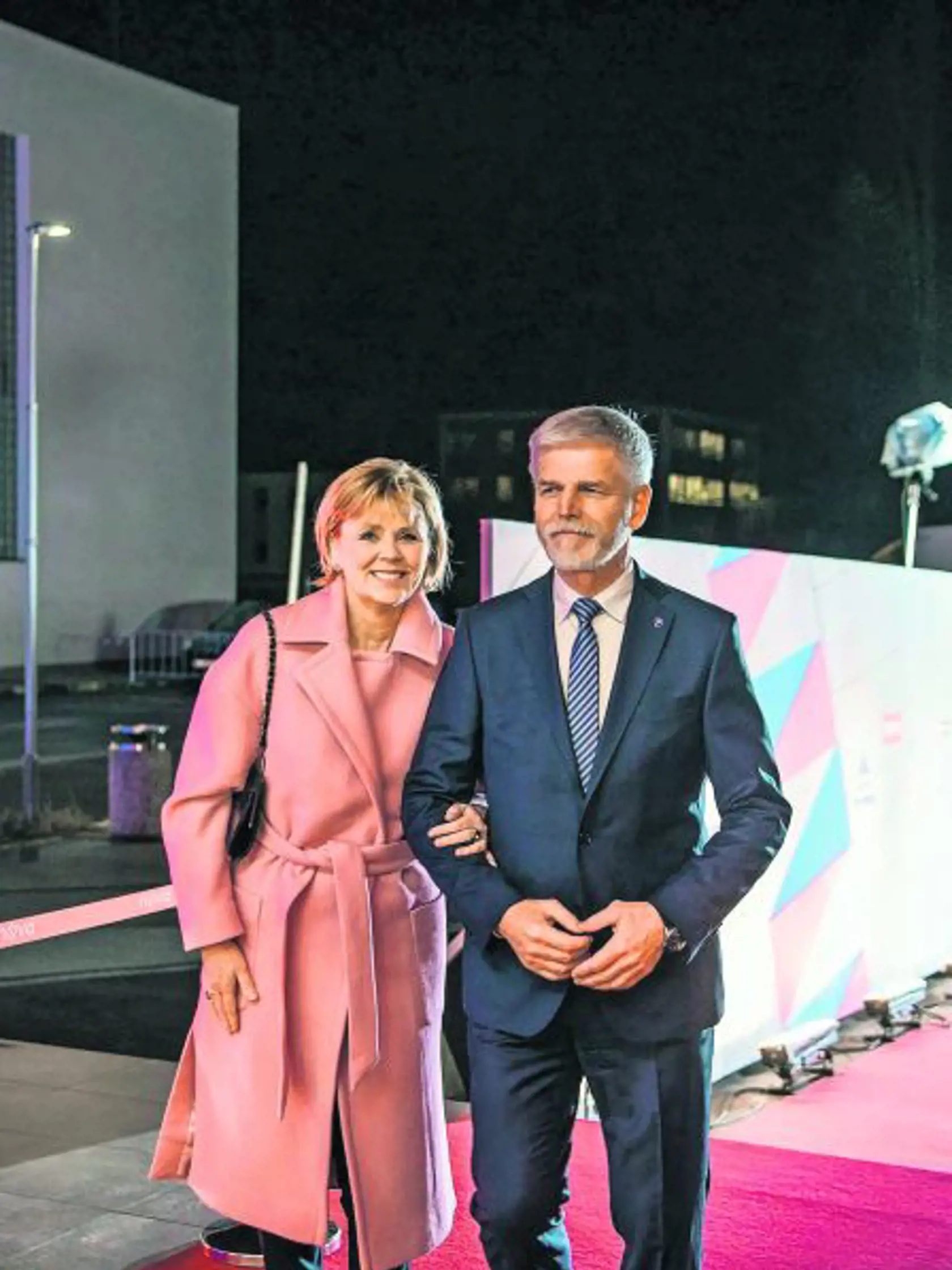 Ružová je triumf Evy Pavlovej, v púdrovom aj fuchsiovom odtieni.