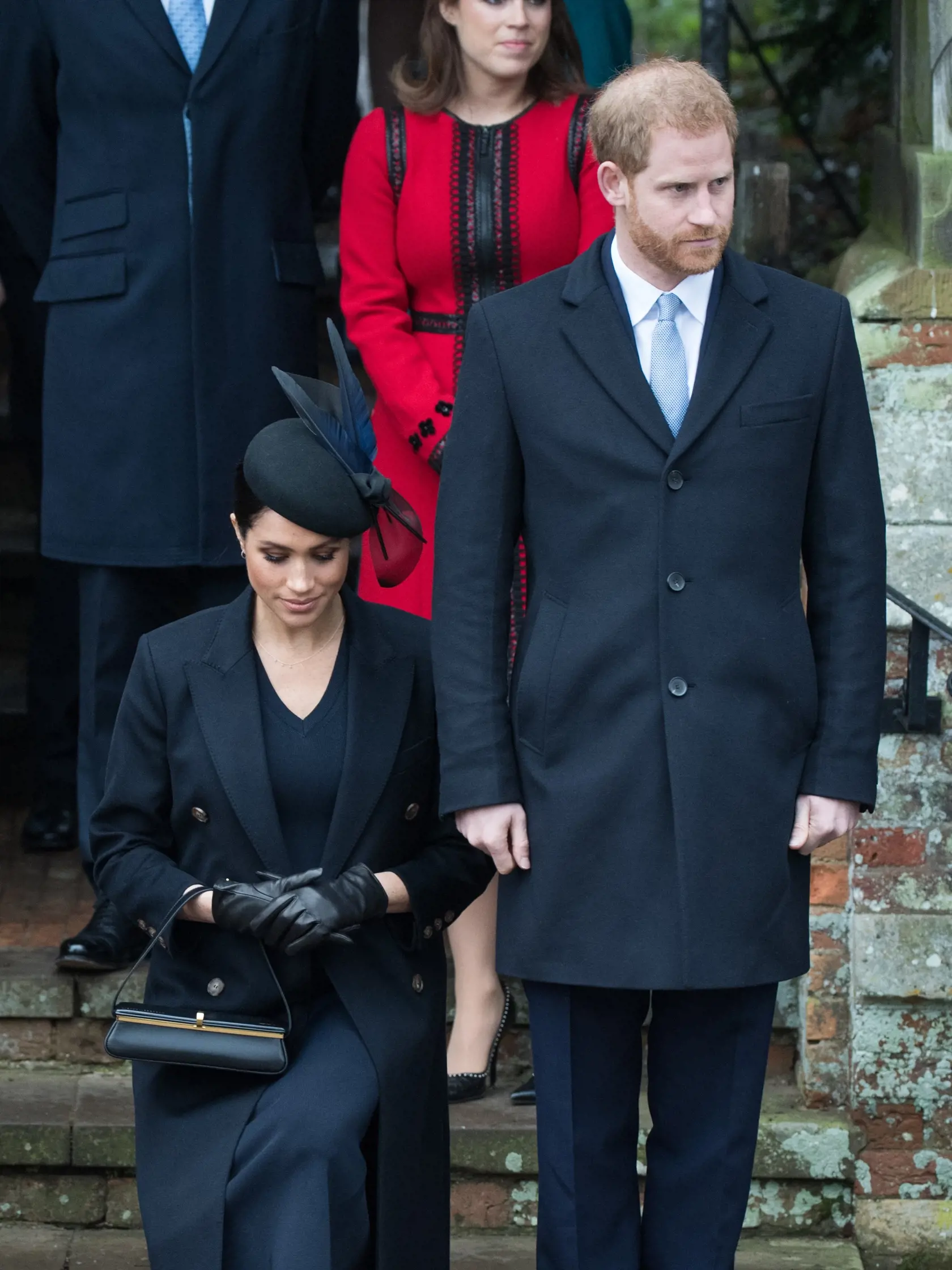 Meghan Markle sa za dva roky v kráľovskej rodine nenaučila klaňať kráľovnej.