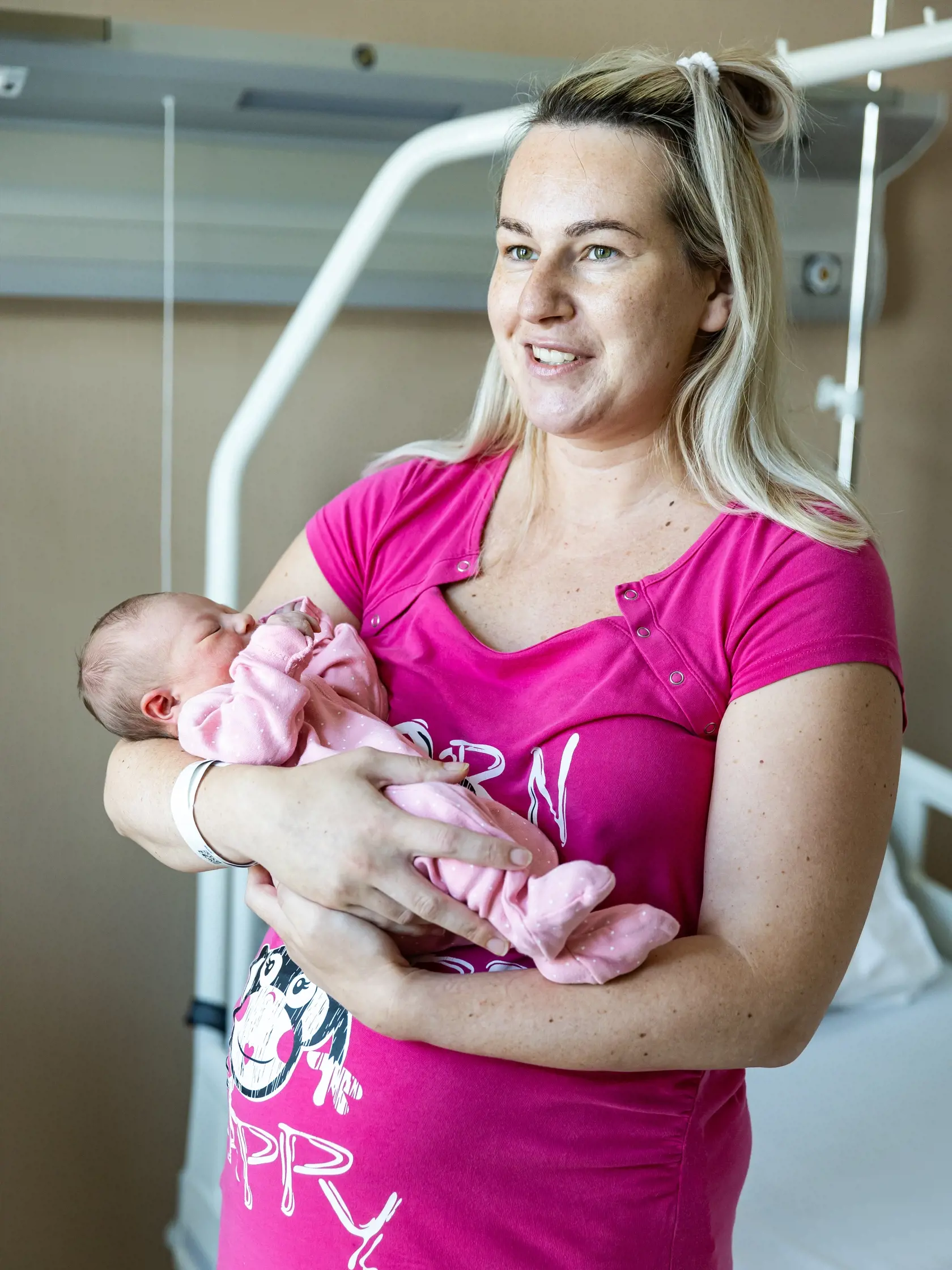 100 bábätko narodené v nemocnici Bory v Bratislave. Na snímke mamička Michaela Mindoková.