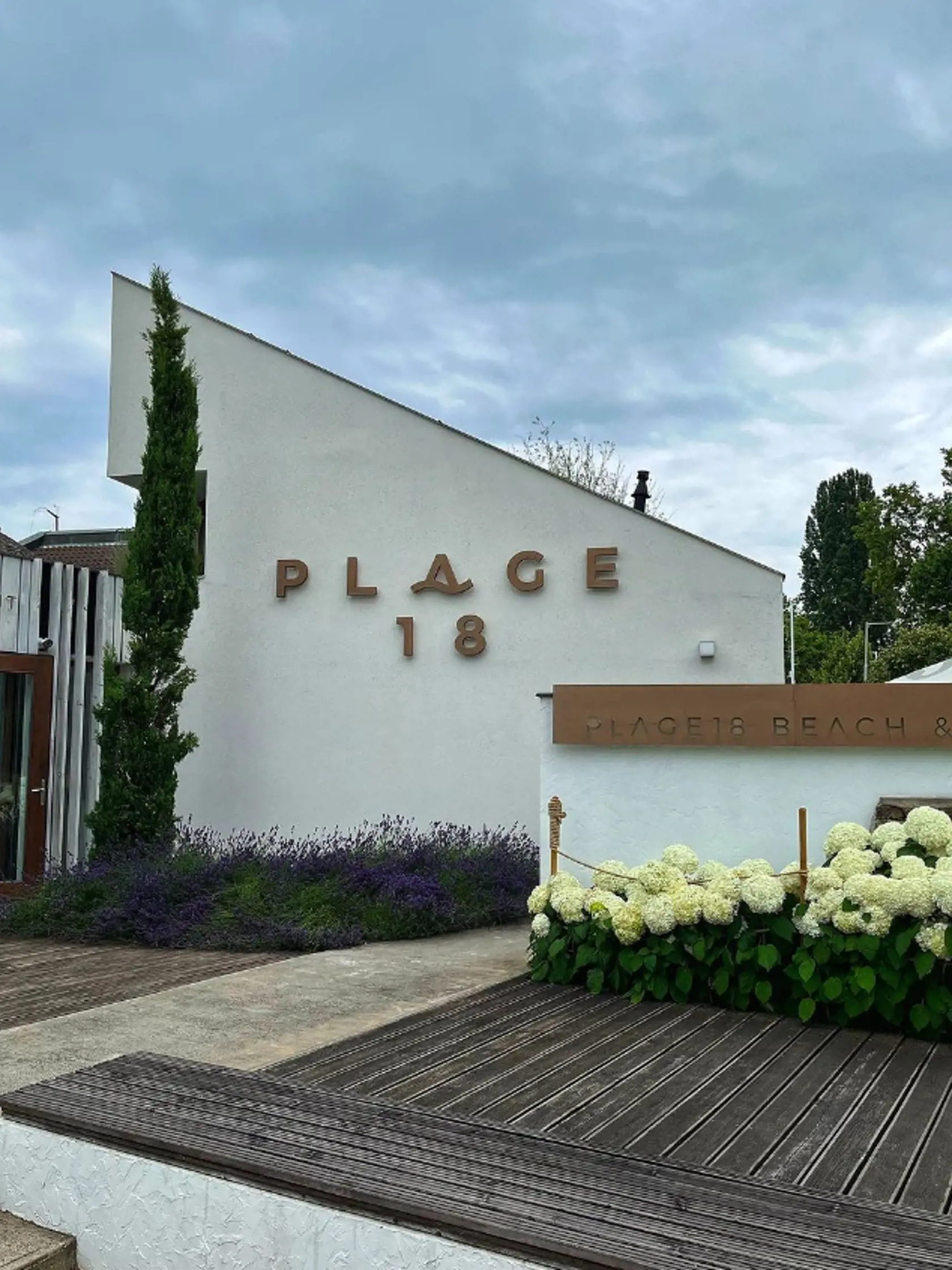 Plage 18 je exkluzívna pláž a reštaurácia, ktorá sa nachádza vedľa prístavu jácht. Celodenné vstupné na osobu je 27 eur.