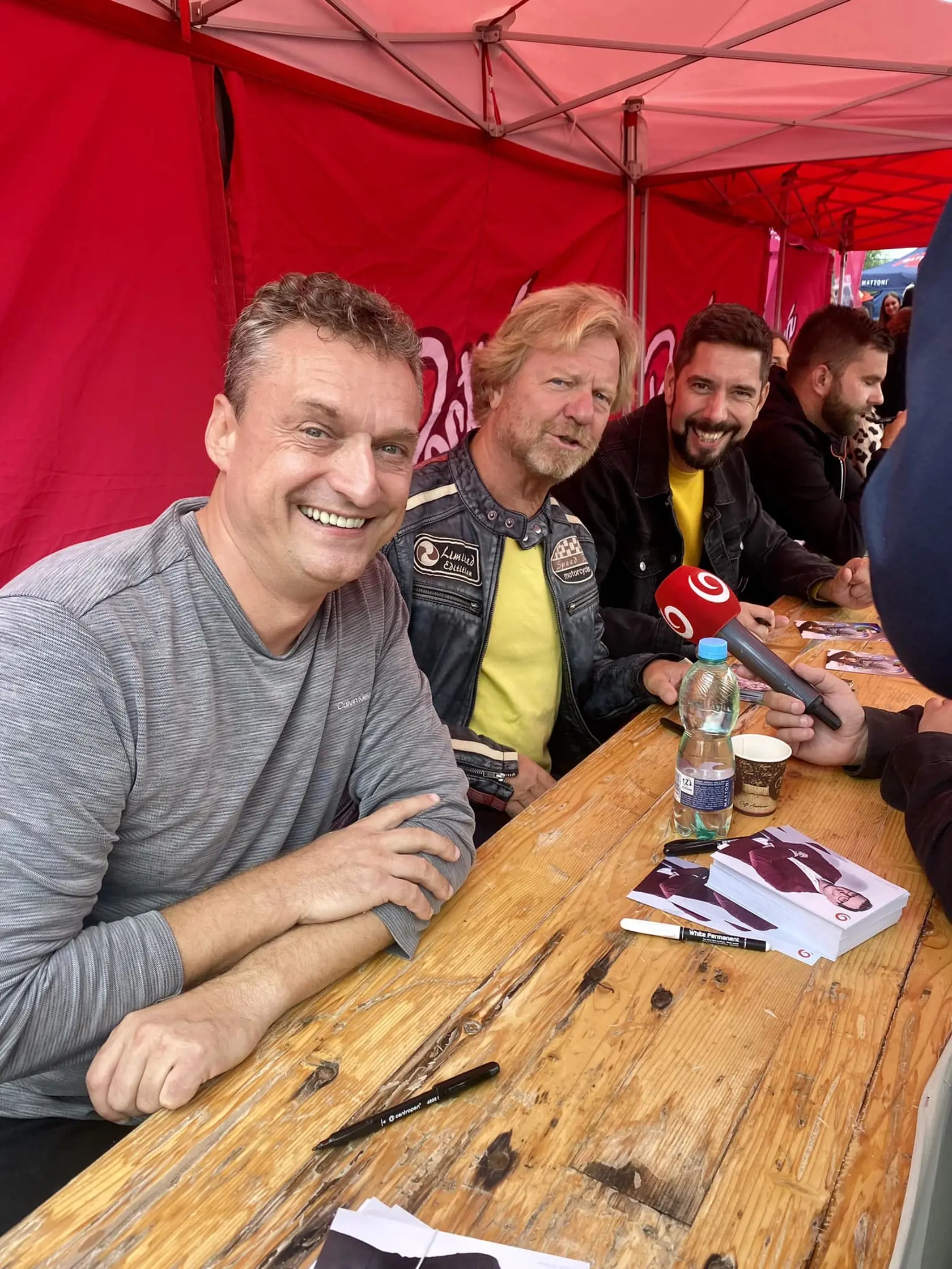 Marcel Forgáč, Maroš Kramár a Juraj Šoko Tabaček na podpisovej akcii.