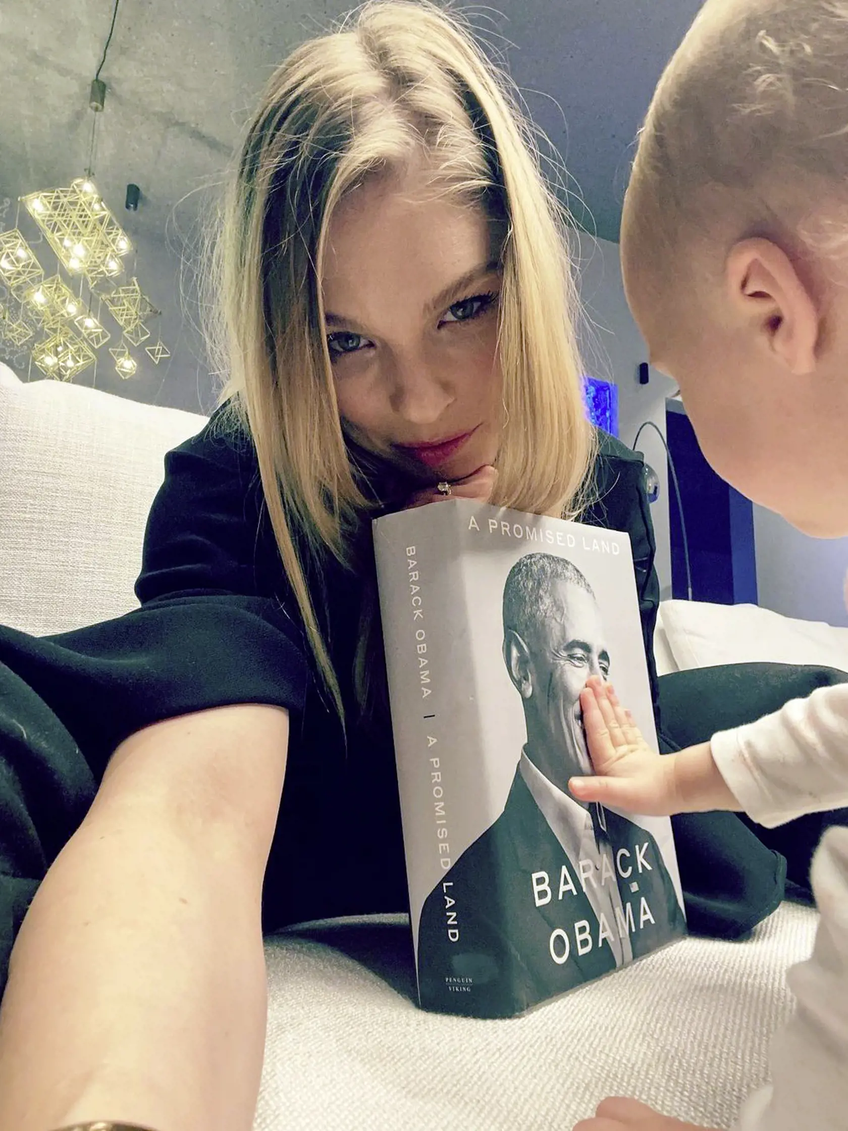 Je maximálna knihomoľka. Knihy pravidelne odporúča cez sociálne siete.