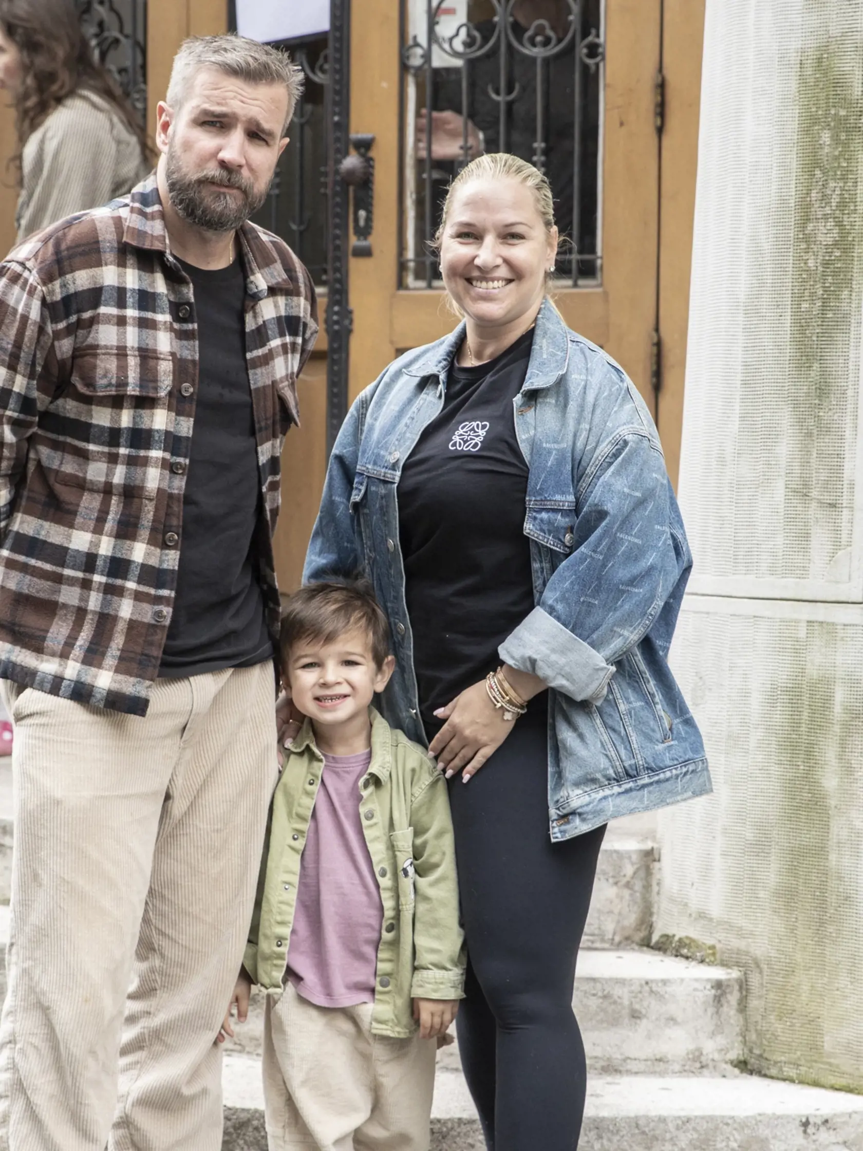 Na snímke je Dominika Navara Cibulková, bývalá slovenská profesionálna tenistka s rodinou počas parlamentných volieb 2023.