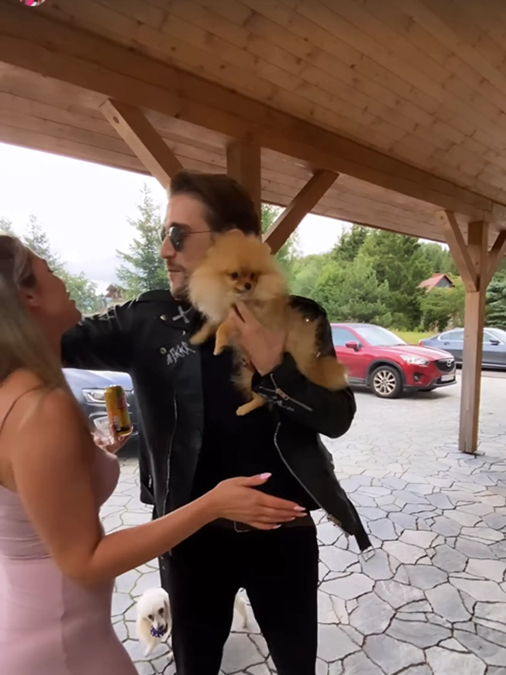 S Katkou sa takto vrúcne privítal aj ženích Tomáš Tarr.