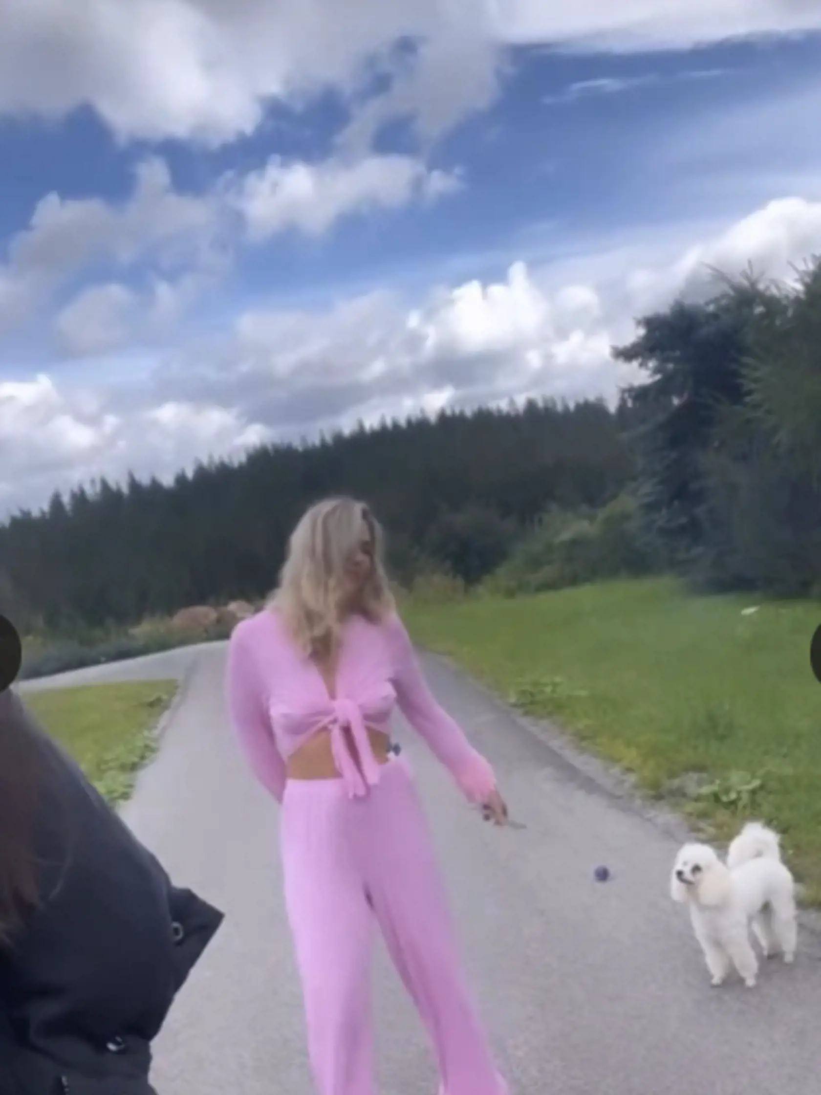 ,,Princezná Katarína" počas rannej prechádzky so psom. Bez podprsenky a jednej ponožky.
