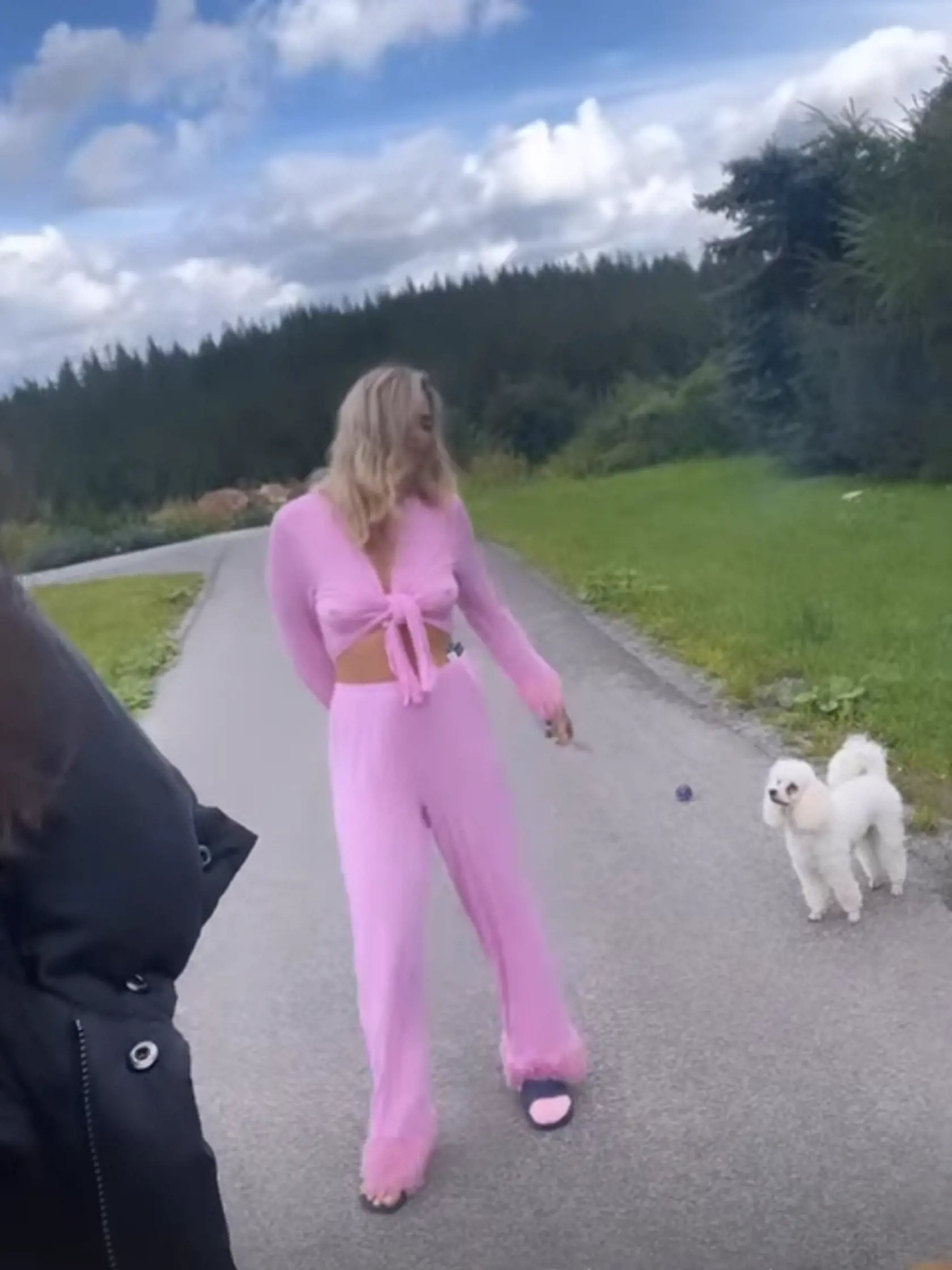 ,,Princezná Katarína" počas rannej prechádzky so psom. Bez podprsenky a jednej ponožky.