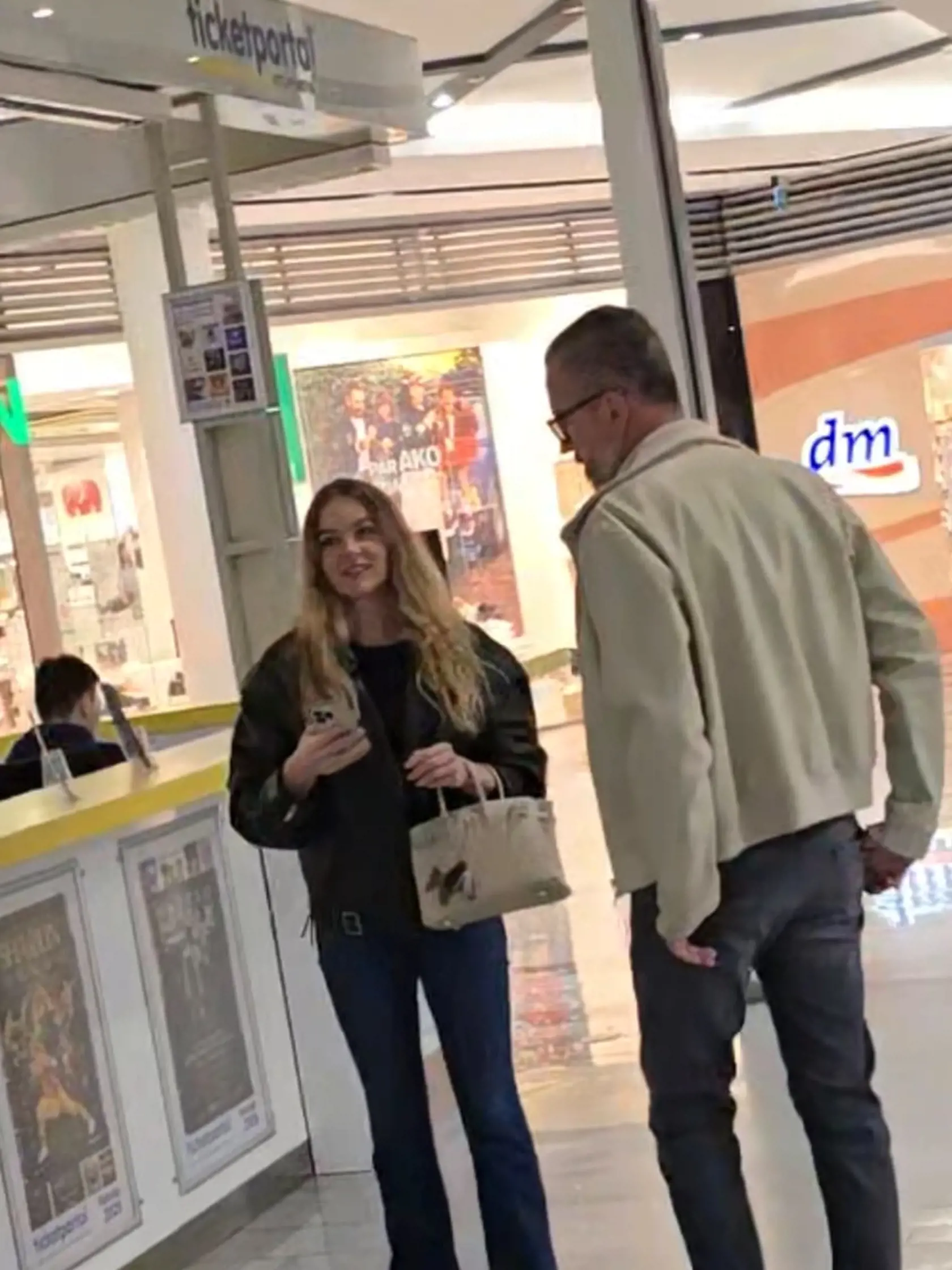 Exkluzívne zábery exministra Martina Glváča s misskou Annou Amenovou. Párik si užil spoločné chvíle v nákupnom centre, kde si obzerali obchody a najedli sa.