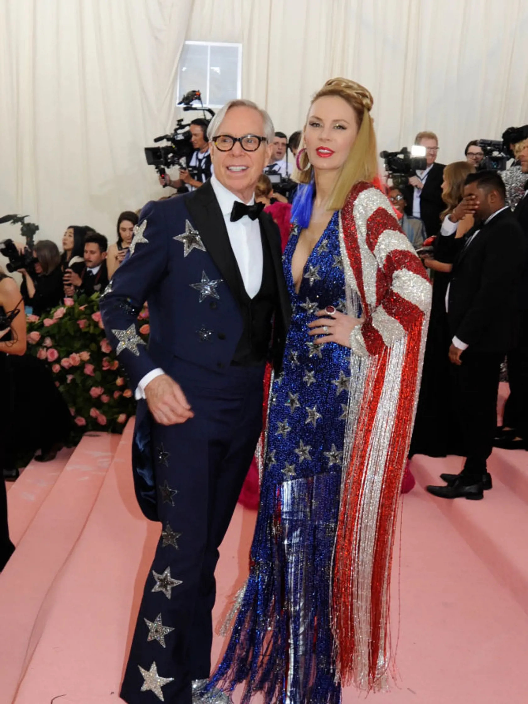 Tommy Hilfiger a Dee Hilfigerová vo svojich farbách.