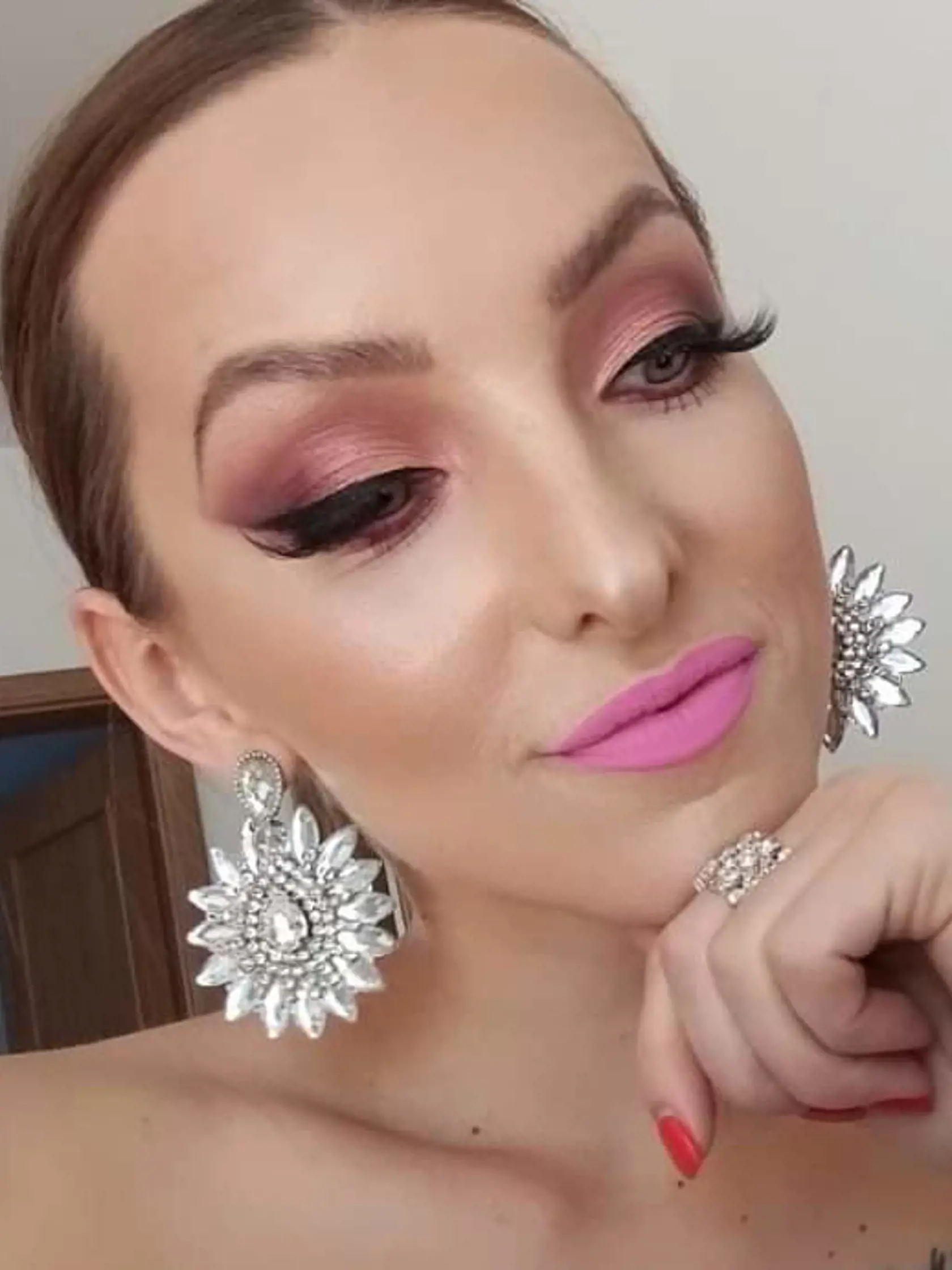 Zvýraznené oči linkou pôsobia elegantne. Líčenie bavilo Tonku odmala. Začínala skrášľovaním kamarátok. Má rada voľné štýtly, výraznejšie kontúrovanie tváre a linky akéhokoľvek druhu.