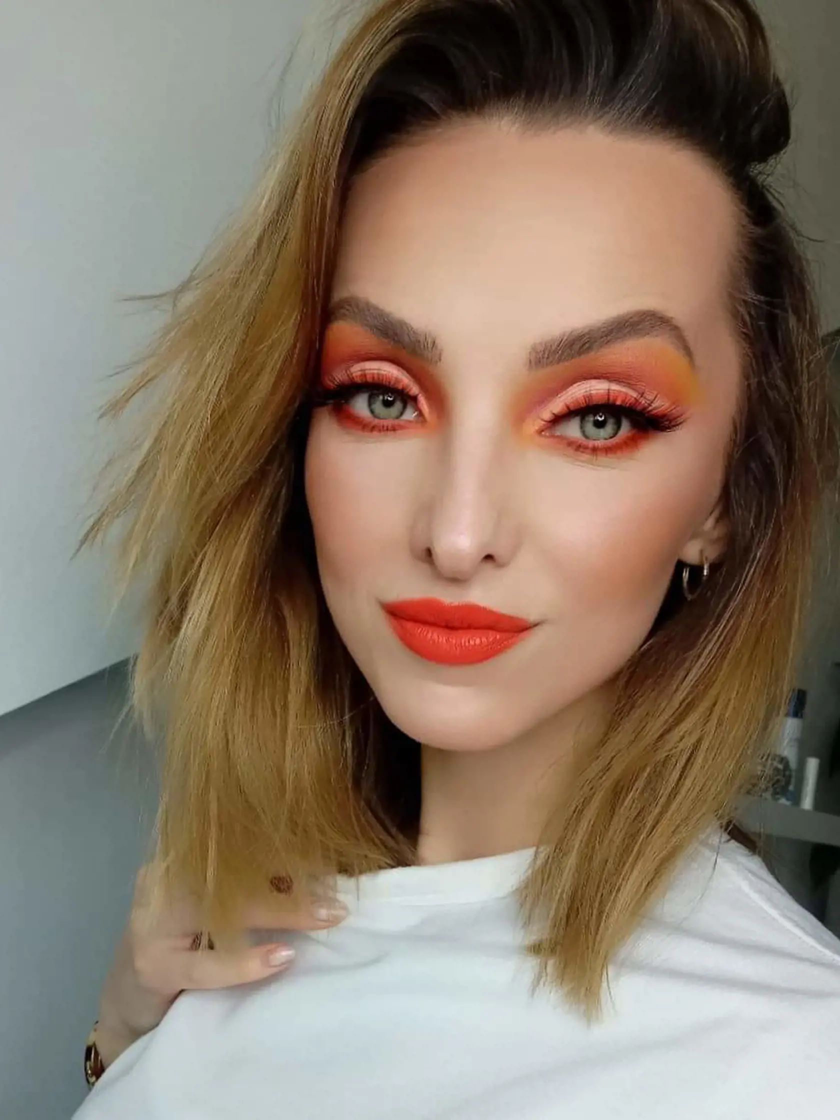Na výrazné lososové tiene na očiach a ústach treba dávku odvahy. Antónii však tá vôbec nechýba a navyše jej to aj pristane.