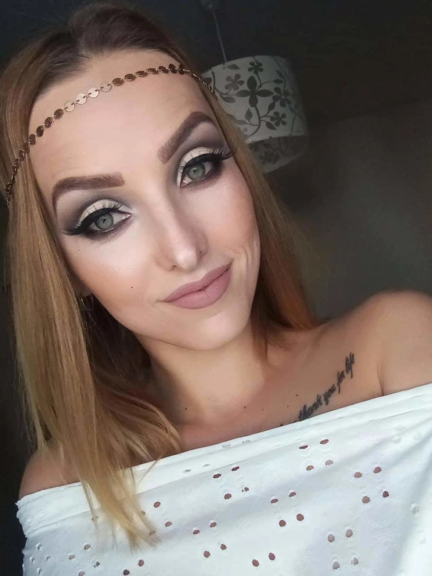 Ako lesná víla vyzerá Antónia v tomto type líčenia. K výrazným očiam použila iba jemný rúž. Kozmetička Tonka vraví, že základom dokonalého make-upu je kvalitná dekoratívna kozmetika.
