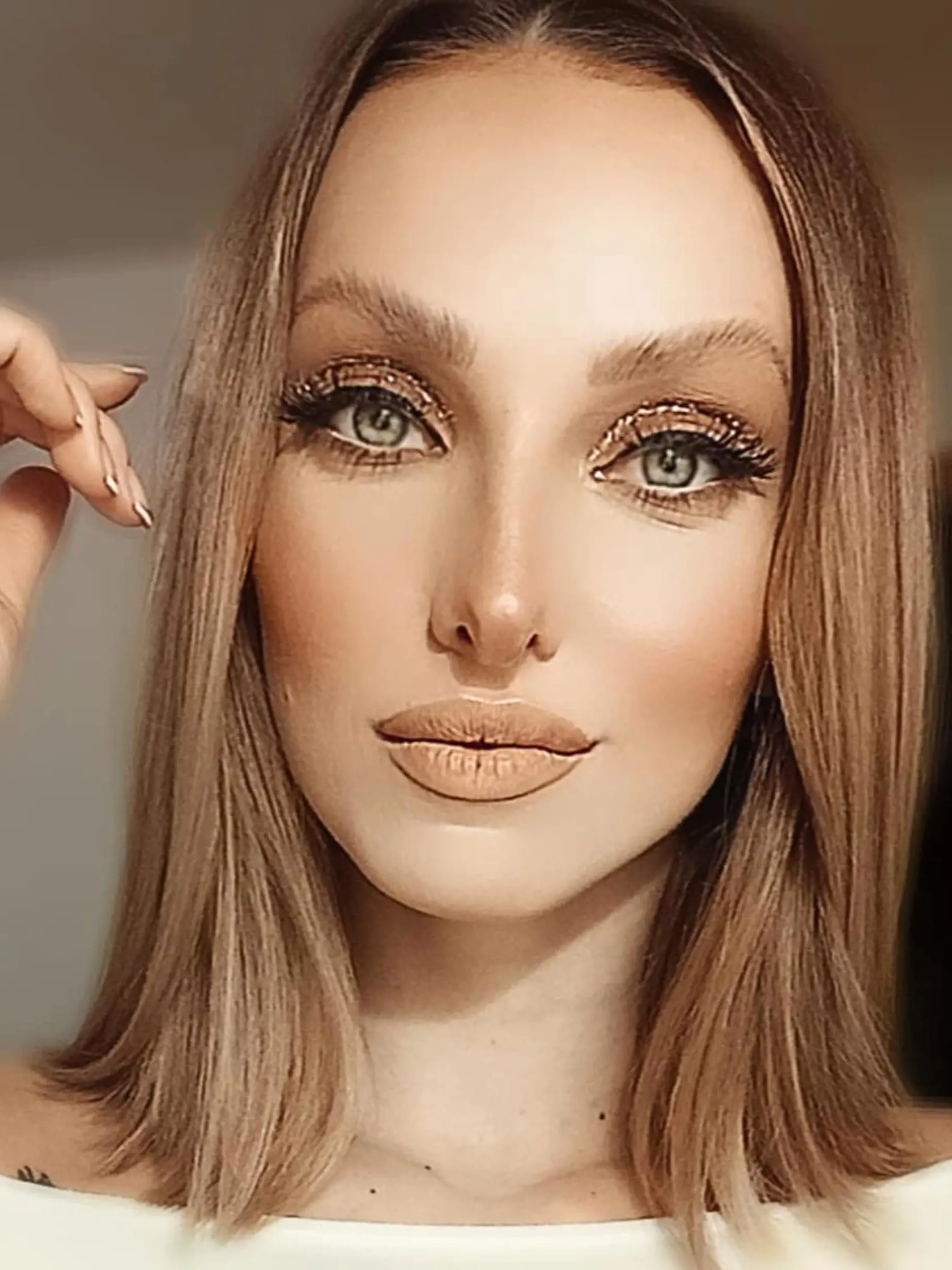 Trendy v oblasti líčenia poslednou dobou točia hlavne okolo zvýraznenia prirodzeného vzhľadu, ide o tzv. nude štýl. Je to druh decentného líčenia, ktoré zvýrazňuje vrodenú krásu ženy a nepoužívajú sa pri ňom žiadne výrazné farby, ale prirodzený mejkap v jemných tónoch korešpondujúcich s farbou pleti.