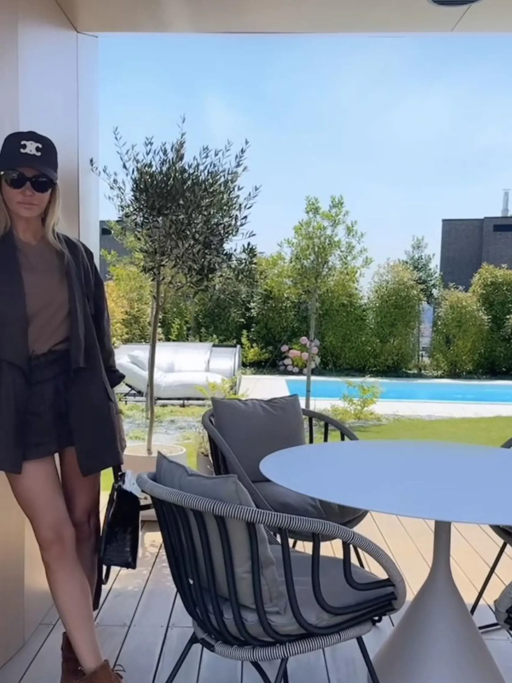 Alena Pallová sa pochválila novým luxusným domom v Bratislave, do ktorého sa nedávno presťahovala z Pezinka. Vonku má krásny bazén.