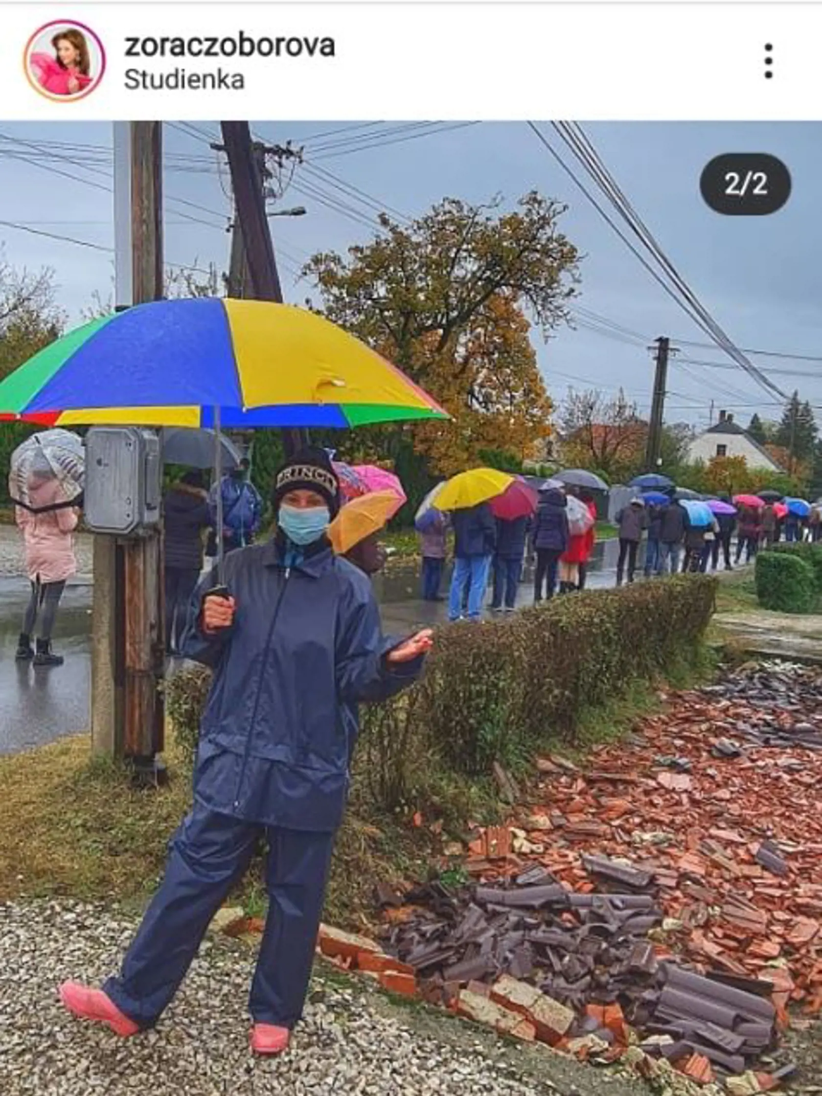 Zora Czoborová: "7:45 som v rade... Predo mnou asi 100 ľudí. Za socícu sme stáli takto v radách pred Vianocami  na mandarínky a arašidy,  dnes... Čekuj môj n.1 #outfit. Želám vám všetkým pevné nervy a trpezlivosť," napísala zo Studienky, kde má chalupu.