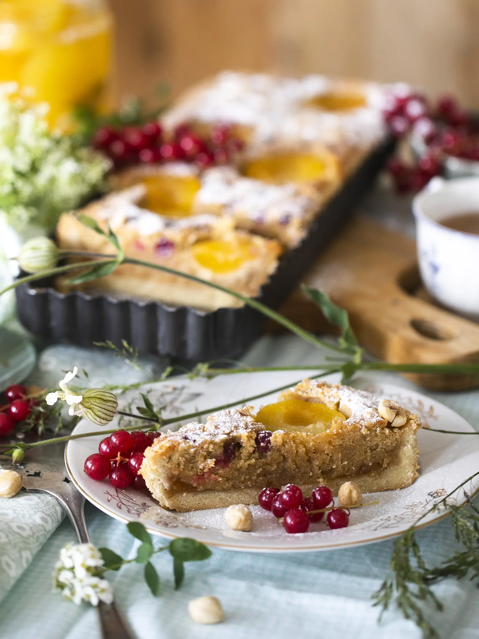 ovocný koláč s marhuľovým džemom a orieškami

recept:
10 PORCIÍ, PRÍPRAVA 35 MINÚT, PEČENIE 45 AŽ 50 MINÚT, CHLADENIE
Na cesto:
• 150 g masla • 330 g hladkej špaldovej múky • 80 g práškového cukru • 1 vajce
Na náplň:
• 180 g masla izbovej teploty
• 120 g trstinového cukru • 2 vajcia • 100 g špaldovej hladkej múky
• štipka kypriaceho prášku • 150 g mletých lieskových orieškov + na posypanie • 1 lyžička vanilkového extraktu • 5 lyžíc marhuľového džemu • 4 marhule • 60