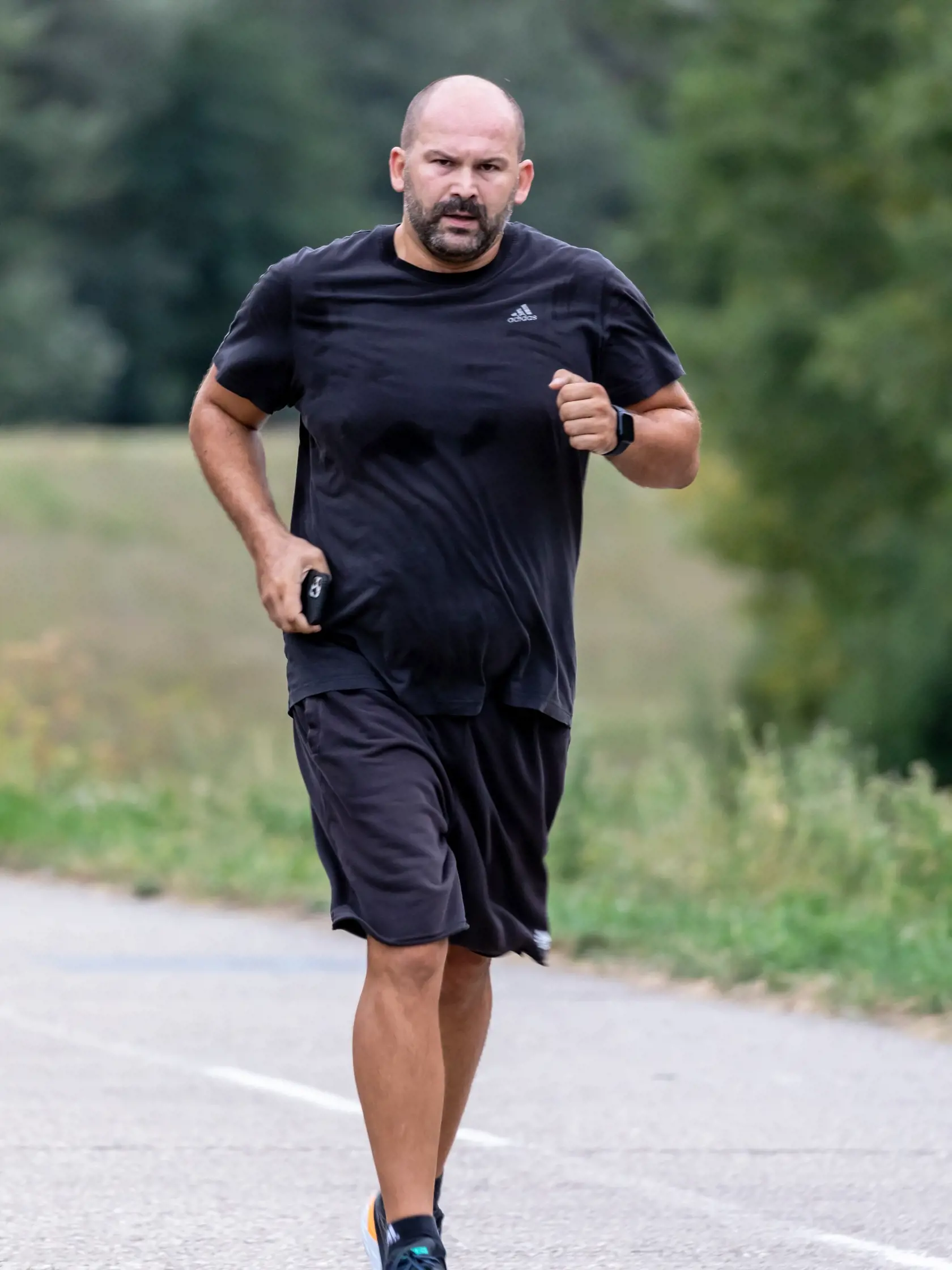 Na snímke je poslanec NRSR Peter Pčolinský ako behá na hrádzi v Petržalke. 
