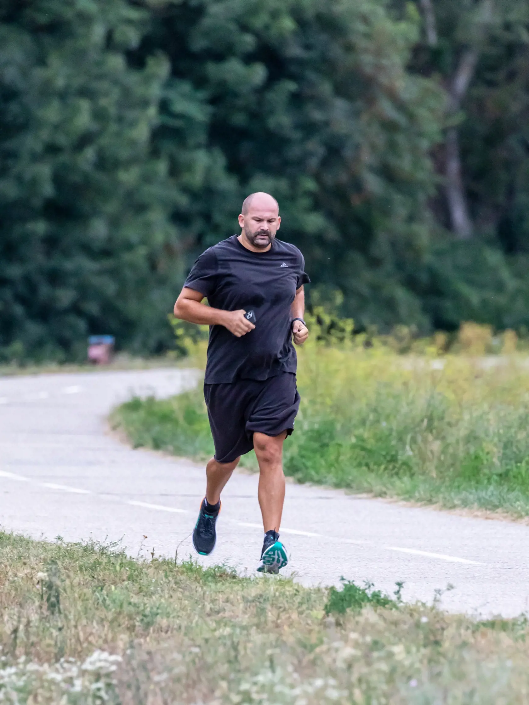 Na snímke je poslanec NRSR Peter Pčolinský ako behá na hrádzi v Petržalke. 
