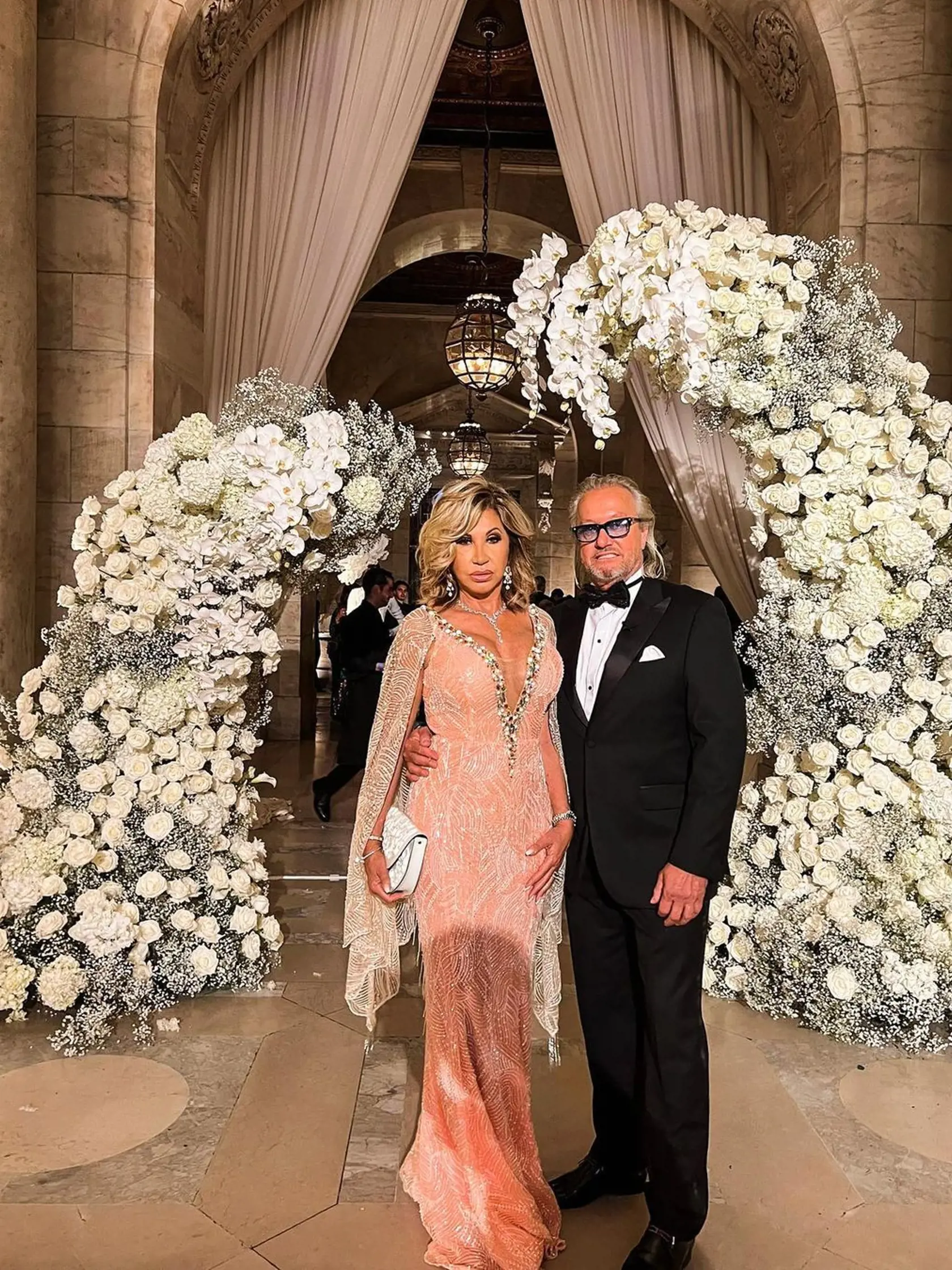 Carmen mala na sebe dlhé šaty lososovej farby od dizajnéra z Bonnu, ktoré boli vyšívané perlami. Splývavé rukávy jej viseli po oboch stranách ramien. Outfit doplnila diamantmi a elegantným účesom. Šaty však mali hlboký výstrih, ktorý tak trochu ukradol pozornosť krásnej neveste. Od Carmeniných predností bolo totiž len ťažko odtrhnúť oči.