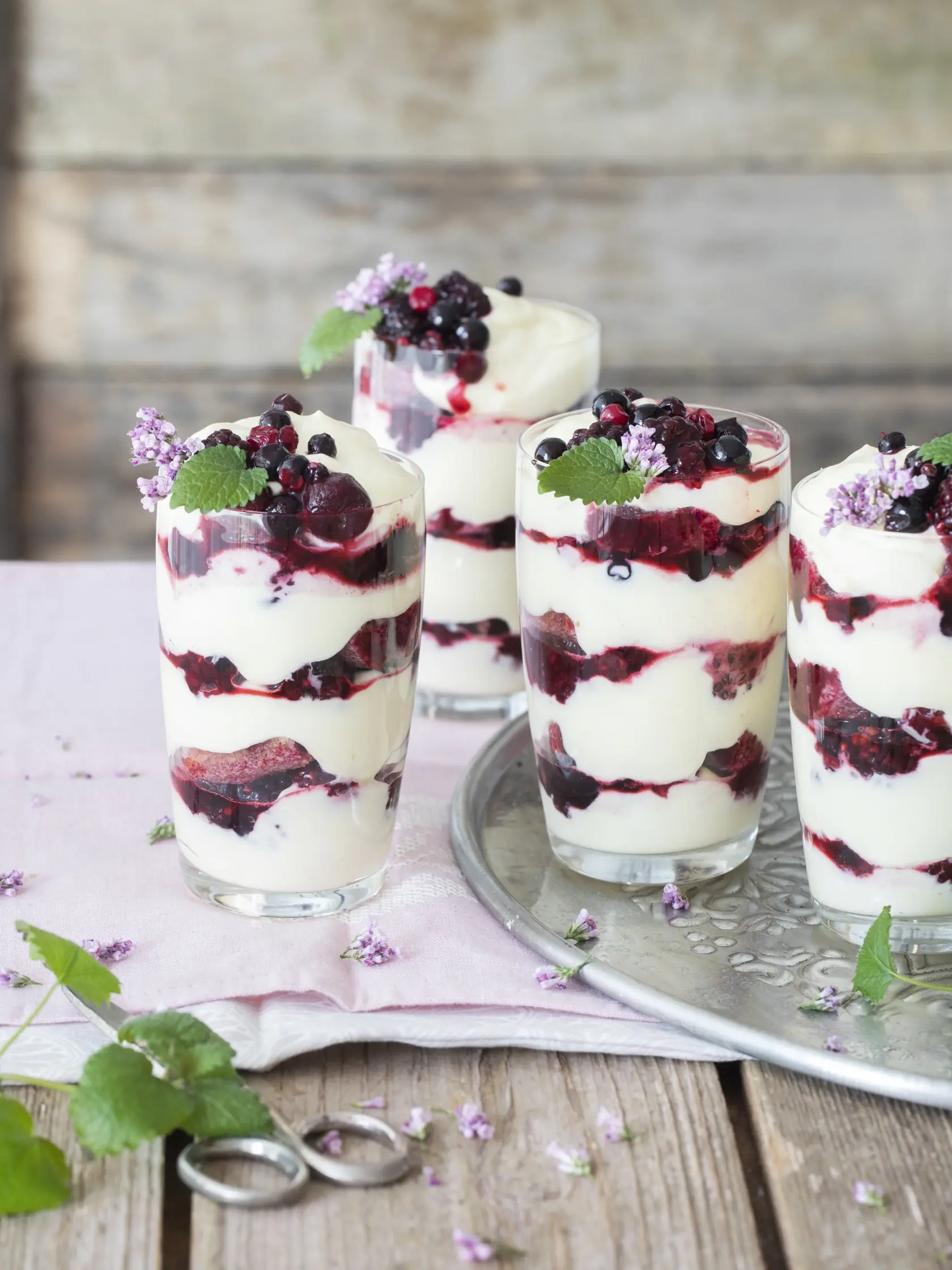 tiramisu pohár s lesným ovocím, cukrárka Veronika Kollárová

recept:
4 KUSY, PRÍPRAVA 25 MINÚT
• 450g mrazenej zmesi lesného ovocia
• 3 lyžice medu • 2 lyžičky vanilkovej
pasty • šťava z jedného citróna
• 4 žĺtky • 5 lyžíc krupicového cukru
• 500g mascarpone • 250ml smotany
na šľahanie • 12 piškót • lístky
medovky alebo mäty na ozdobu
1. Do hrnca dajte mrazené ovocie a nad
malým plameňom ho rozpustite. Nesmie
sa celkom rozvariť. Odstavte, pridajte
med, vanilkovú pastu, šťavu z citróna
a premieša