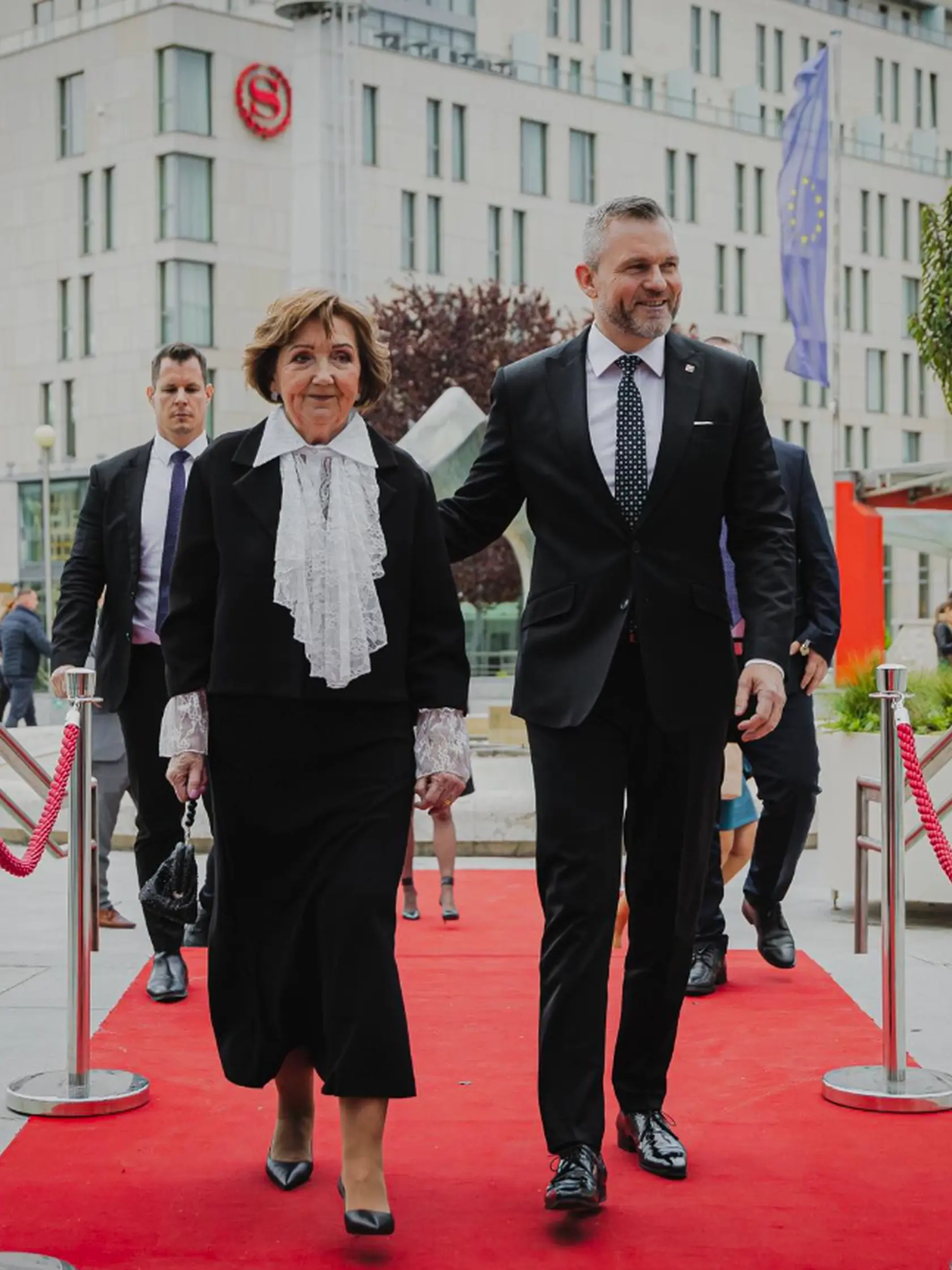 Mimoriadne zaujímavý program mal aj prezident Peter Pellegrini. „Teší ma, že som počas náročného pracovného programu mohol záver týždňa stráviť s mojou maminkou na premiére baletu Onegin,“ potešil sa prezident na koniec týždňa.