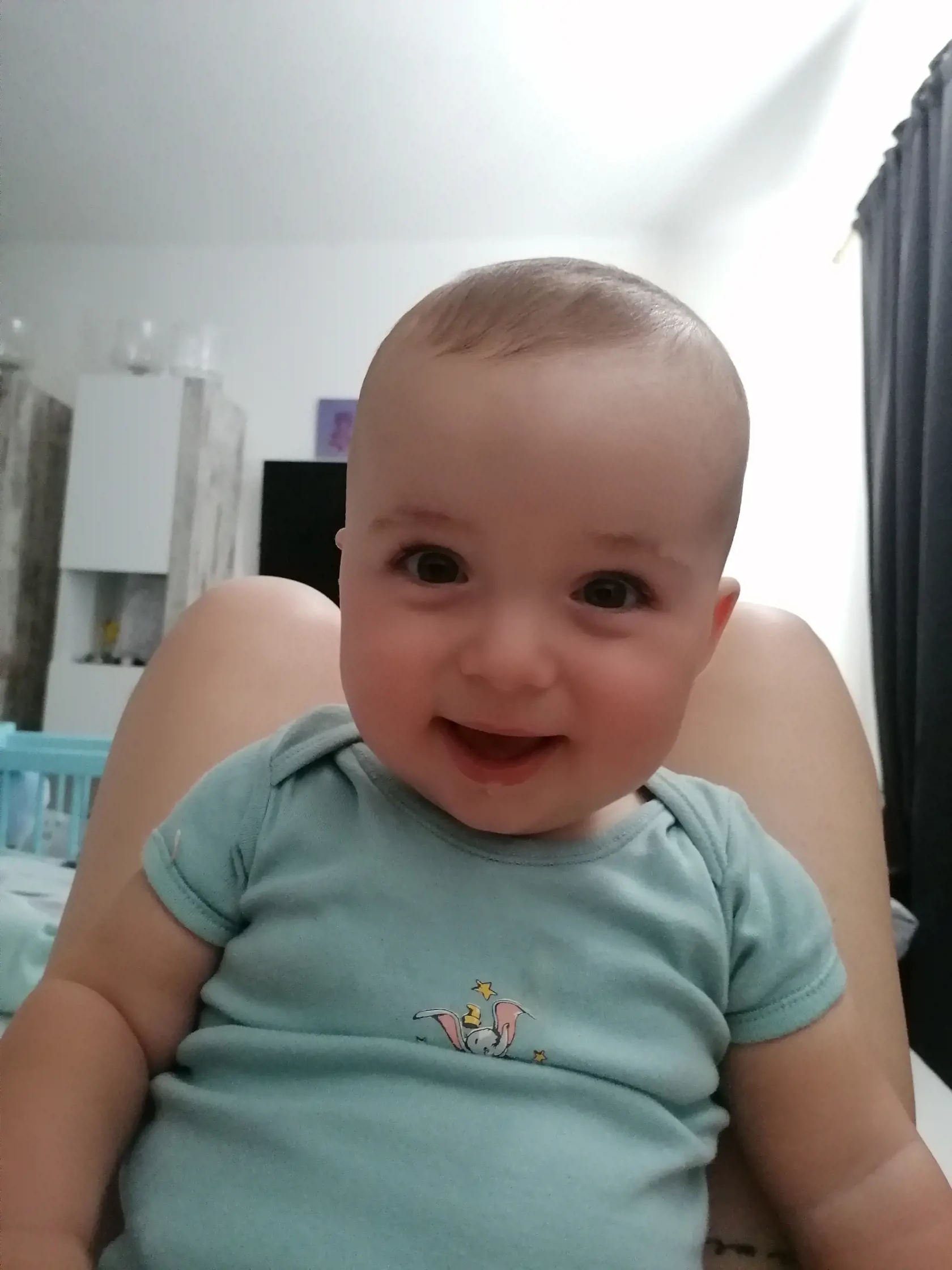 Alexisko (1) je malý usmievavý anjelik, citovo veľmi silno naviazaný na svoju mamku Megan (21).