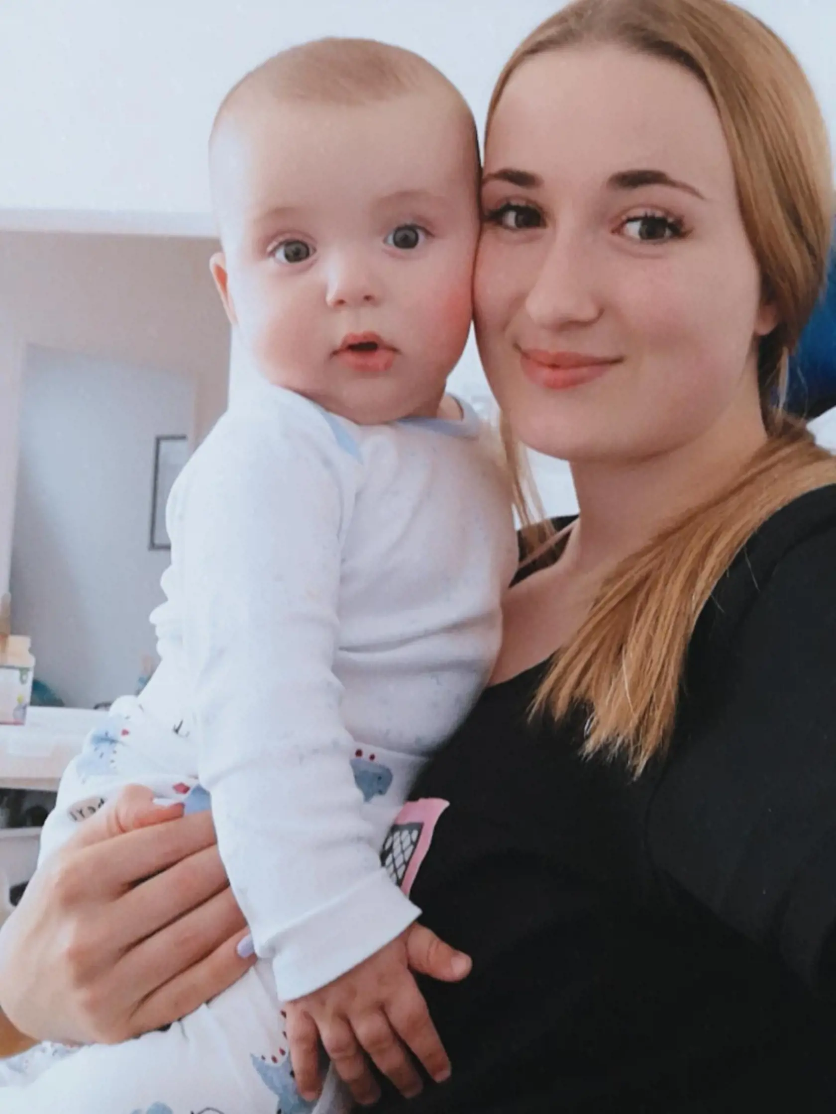 Megy(21)a jej rozkošný synček Alexis (1).