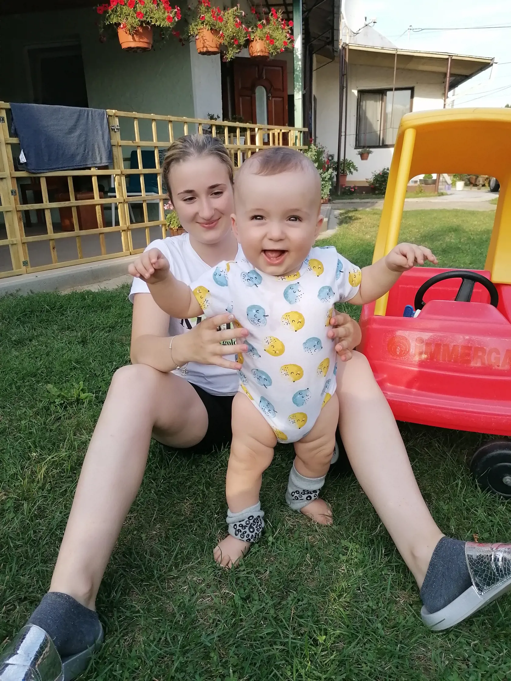 Šťastná dvojica, ktorá sa neskonale miluje. Pre Meganinu (21) mladícku nerozvážnosť však hrozí, že dieťa odtrhnú od jeho matky.