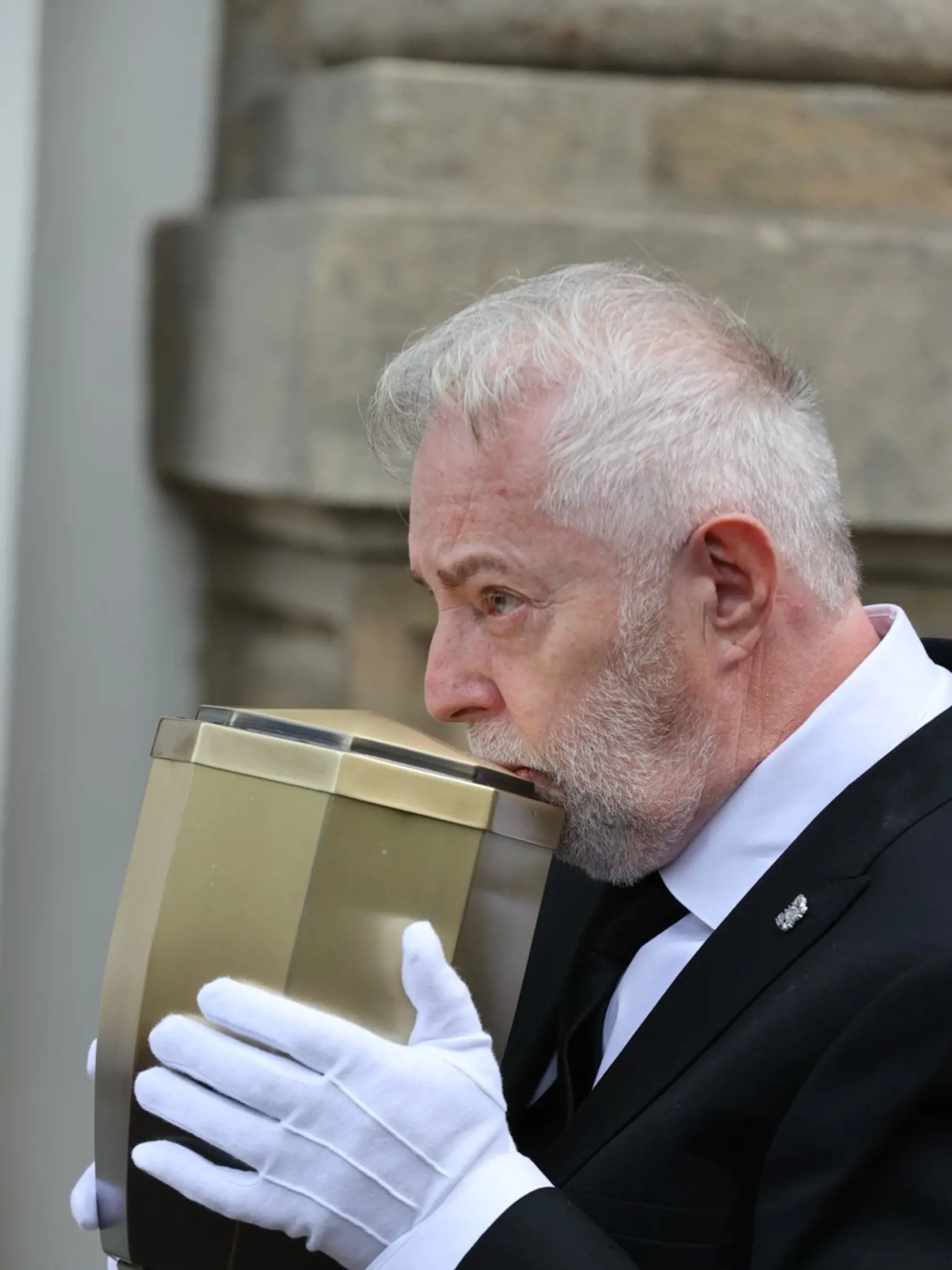 Jan Kolomazník priviezol do kostola urnu s ostatkami manželky a niekoľkokrát ju pobozkal.