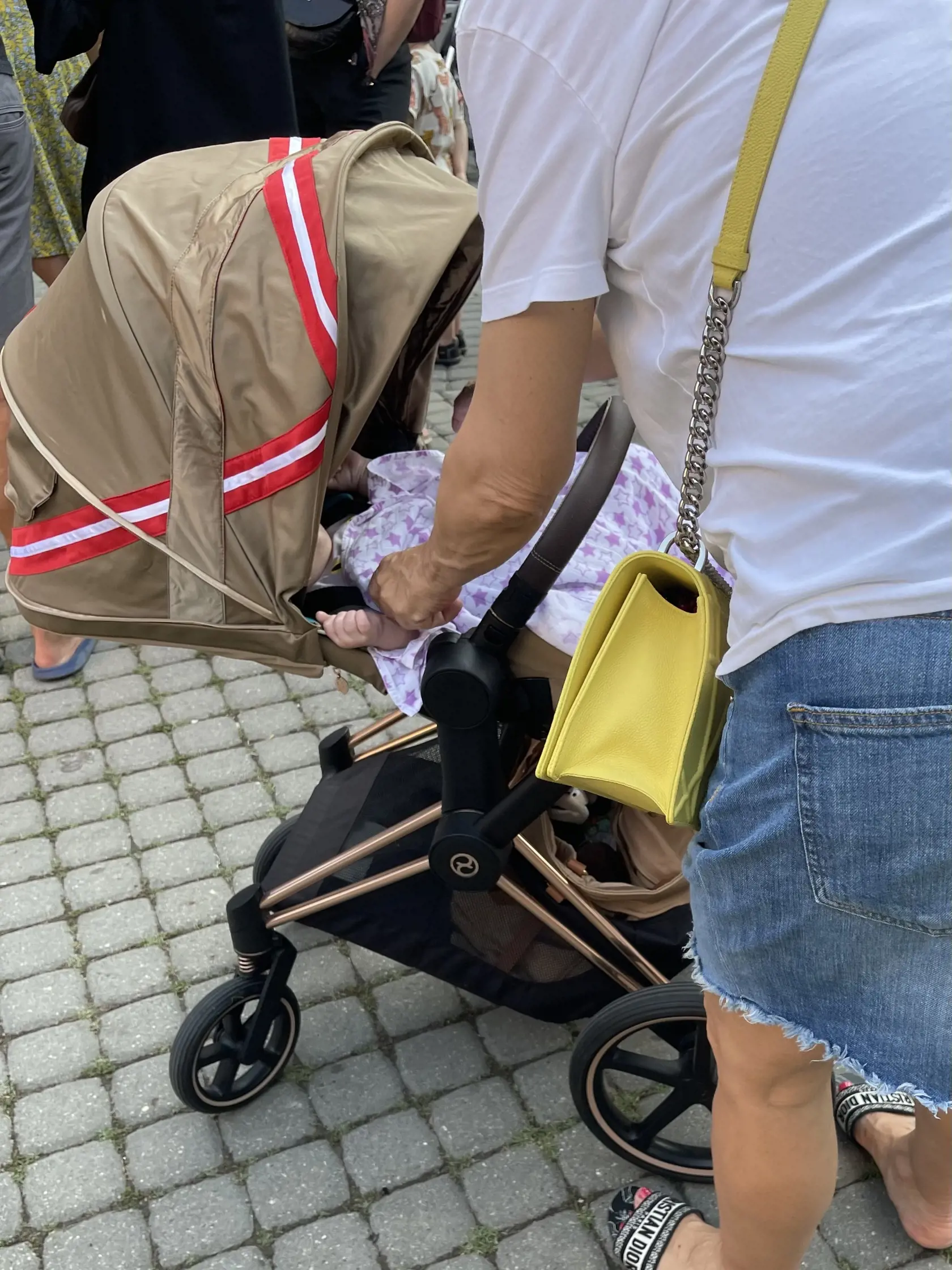 Europoslankyňa sa predviedla v luxusných šľapkách od svetoznámej značky. Ich cena sa pohybuje okolo 800 eur.