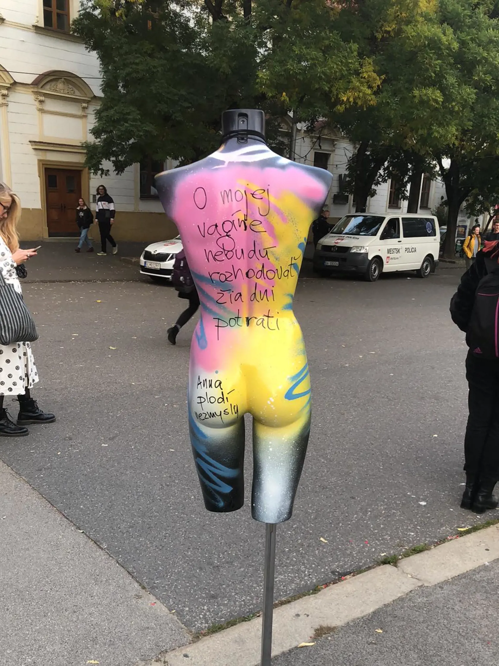 Desiatky rozhnevaných žien vyšlo do ulíc protestovať proti novému zákonu Anny Záborskej.