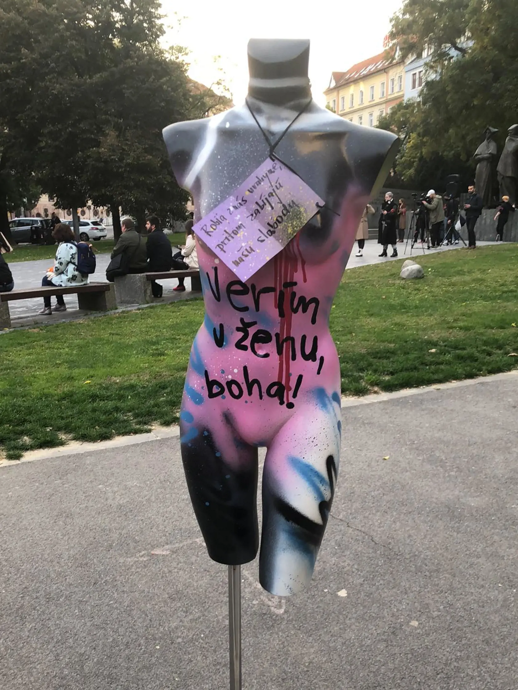 Desiatky rozhnevaných žien vyšlo do ulíc protestovať proti novému zákonu Anny Záborskej.