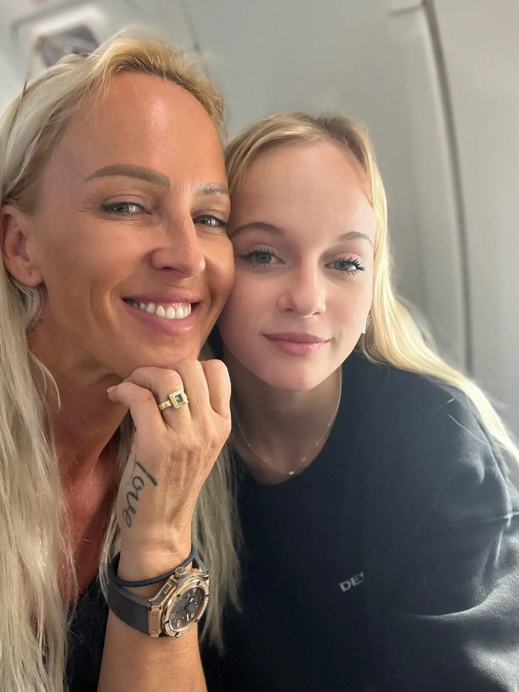 Zuzana Belohorcová s dcérou Salmou, takto cestovali z Tenerife na výlet do Prahy.