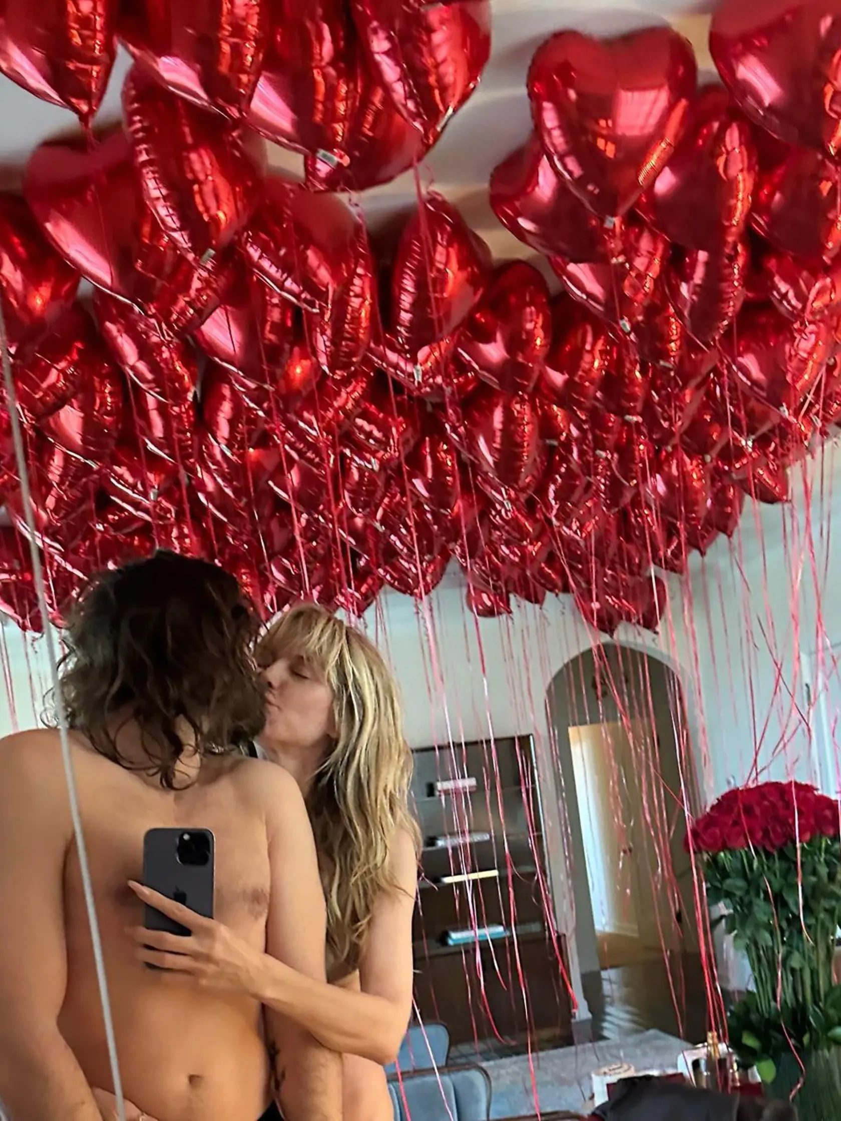 Prominentná dvojica Heidi Klum a Tom Kaulitz si teda vedia užiť poriadnu romantiku. Dvojica oslávila výročie v Evinom rúchu.